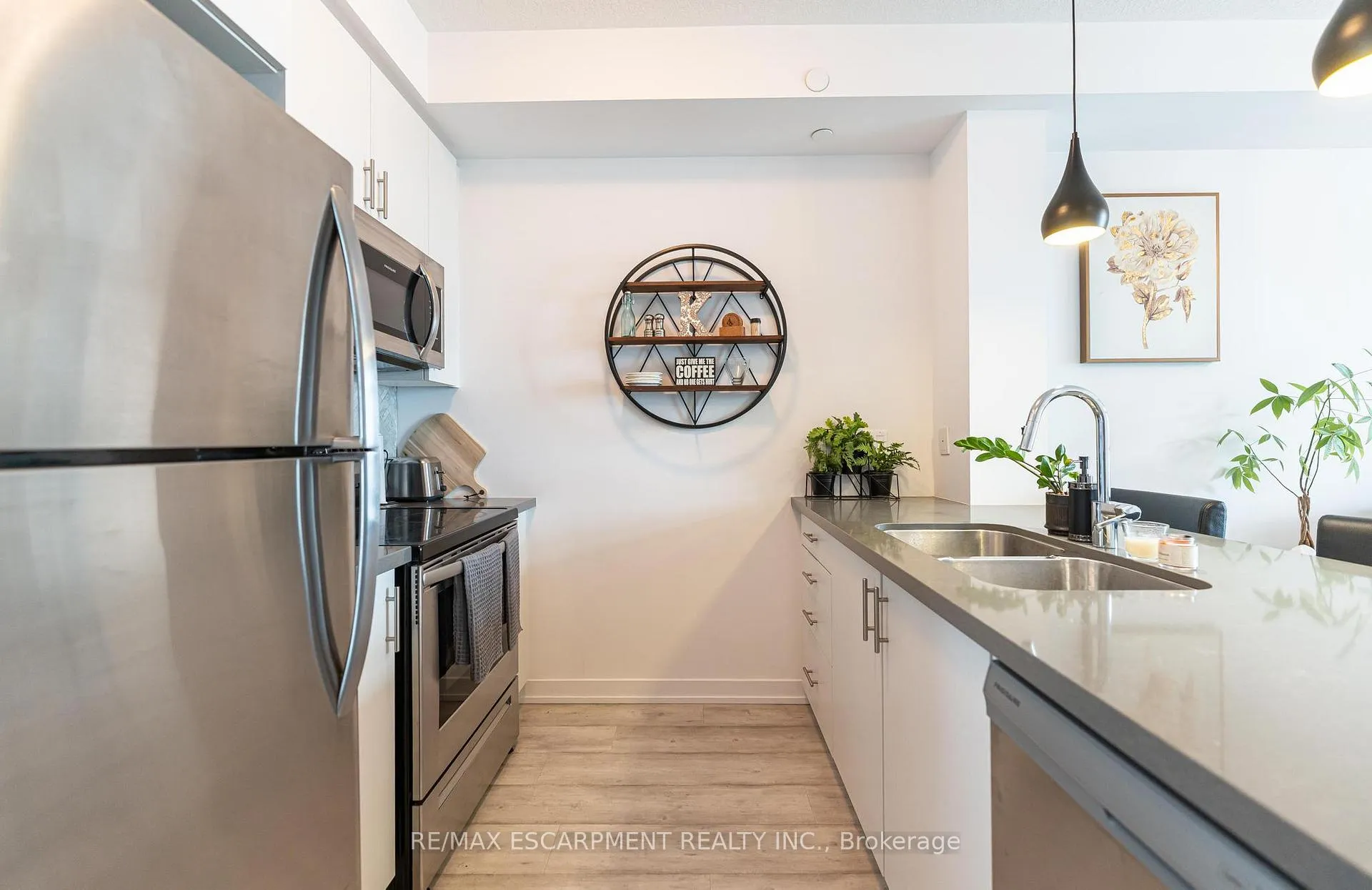 Photo 4 of Unit 537, 101 Shoreview Place, Hamilton, Stoney Creek — HOMEH