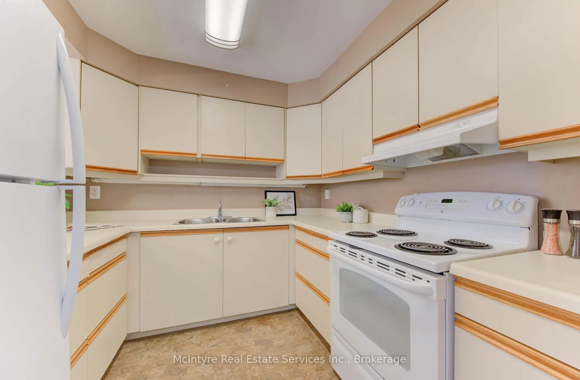 Photo 6 of Unit 405, 1414 King Street E, Kitchener — HOMEH