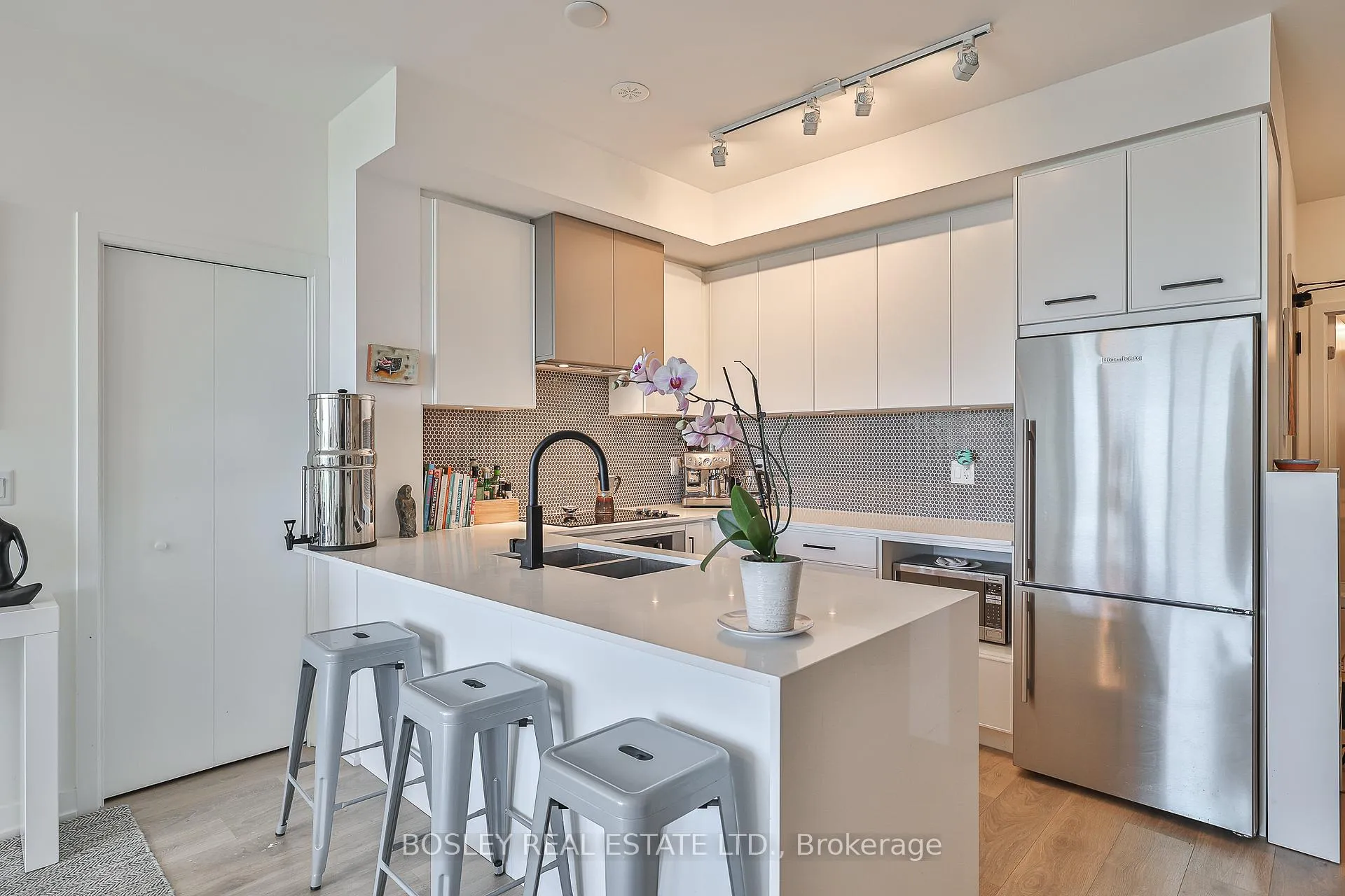 Photo 7 of Unit 607, 899 Queen Street E, Toronto, South Riverdale — HOMEH