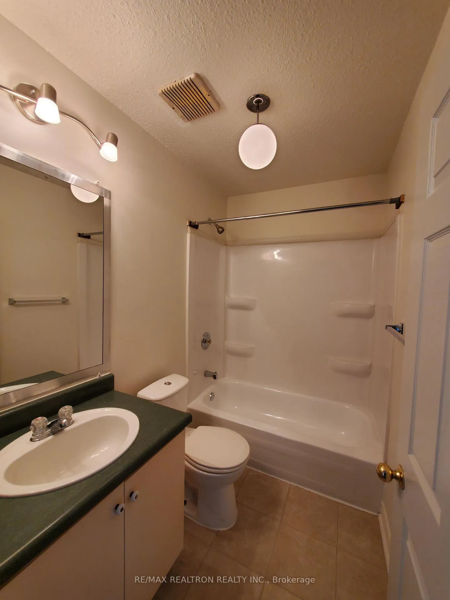 Photo 10 of Unit Unit B, 279 Pasadena Drive, Georgina, Keswick South — HOMEH