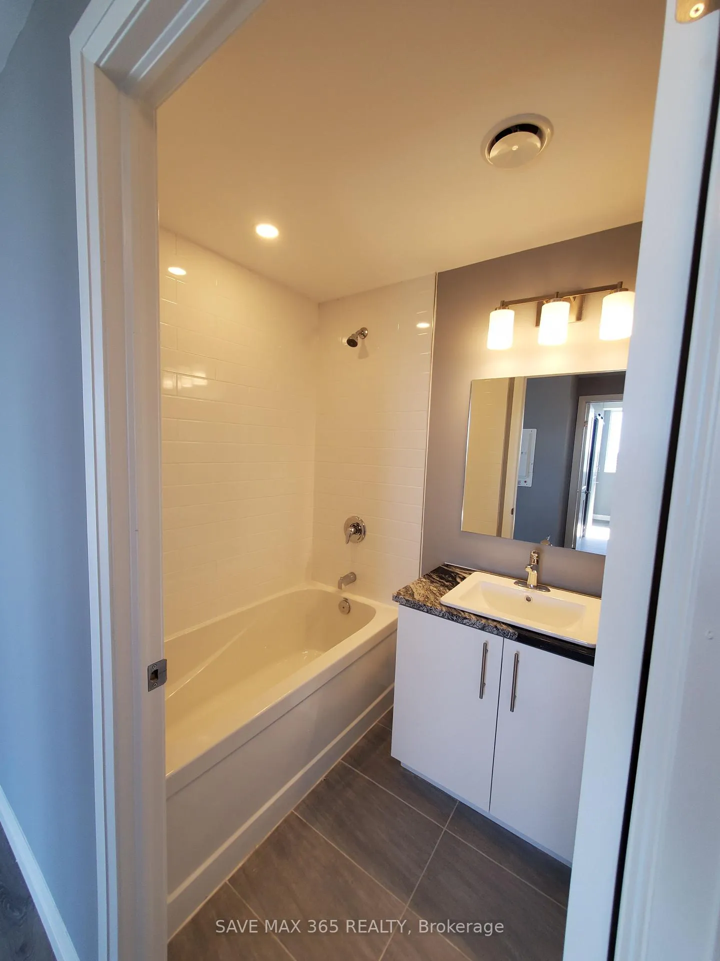 Photo 4 of Unit 1808, 108 Garment Street, Kitchener — HOMEH