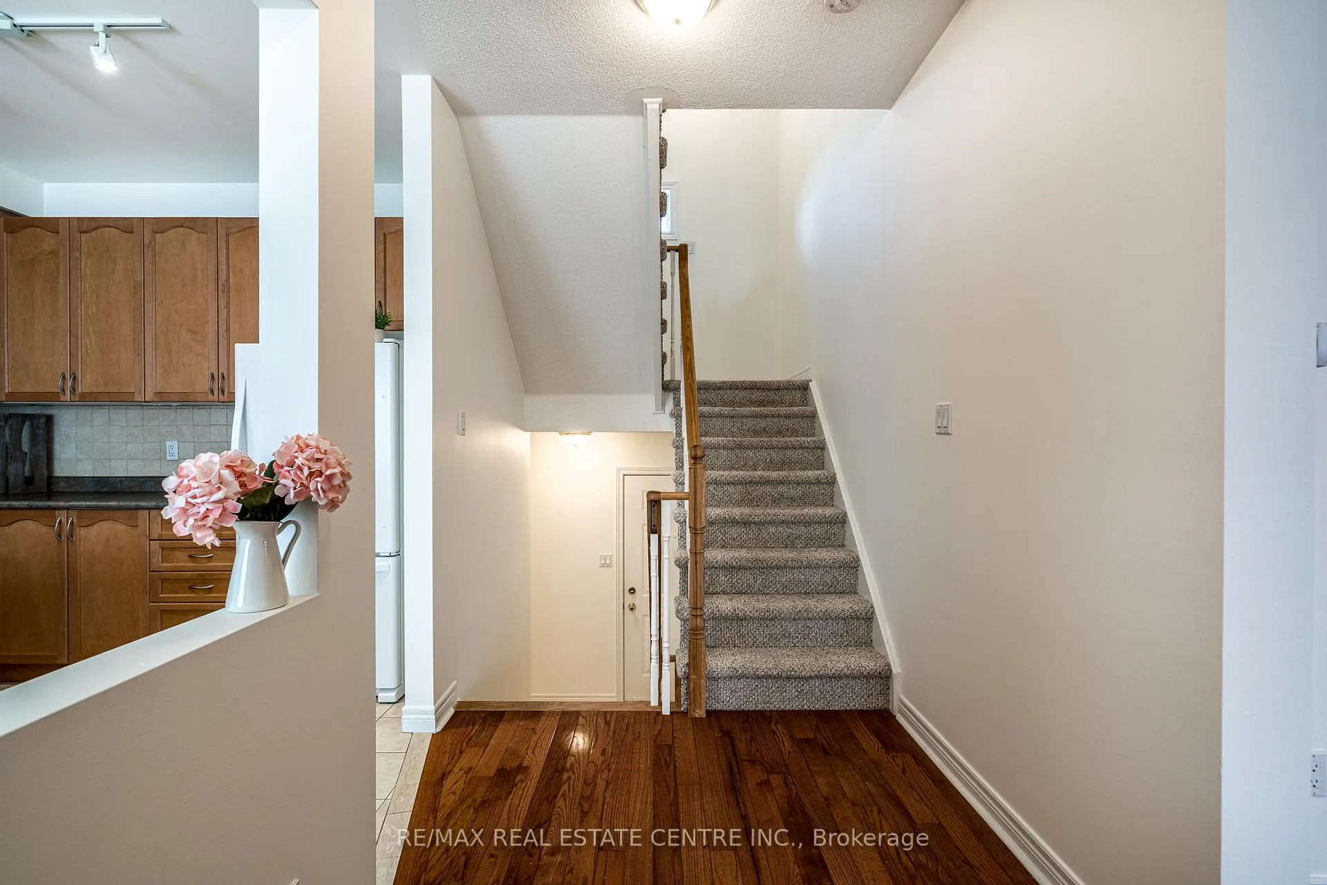 Photo 4 of Unit 7, 100 Beddoe Drive, Hamilton, Chedoke Park — HOMEH