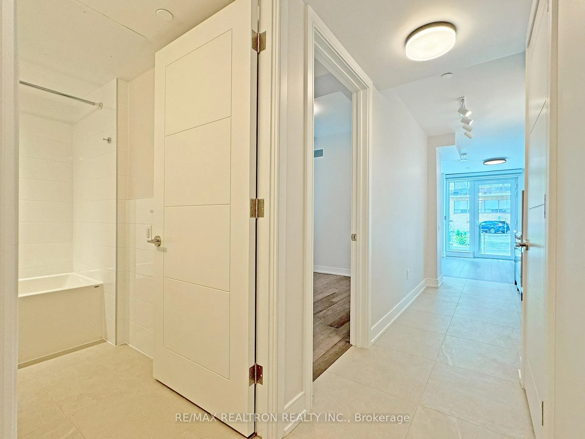 Photo 3 of Unit 101, 2525 Bathurst Street, Toronto, Forest Hill North — HOMEH