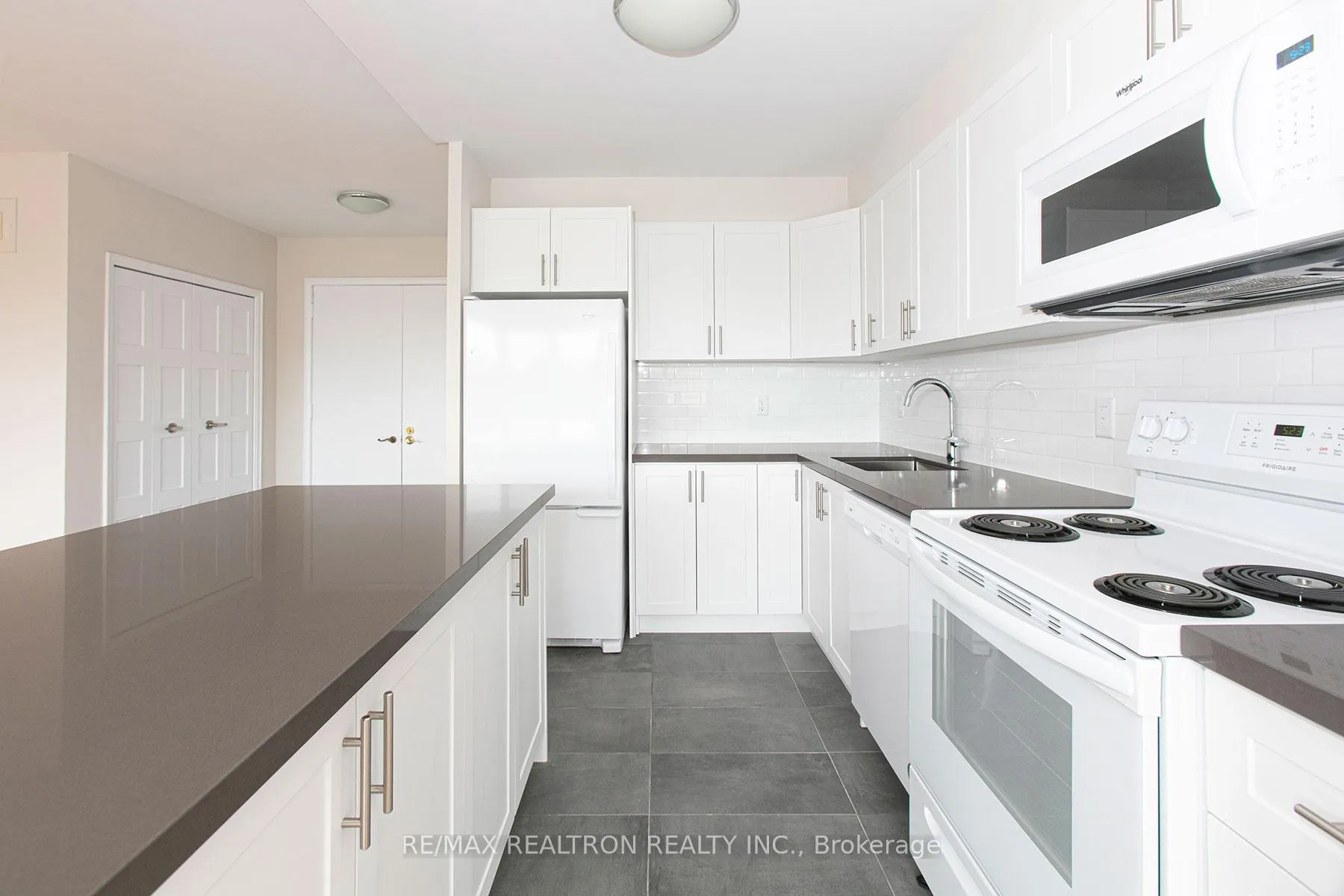 Photo 3 of Unit 308, 10 Shallmar Boulevard, Toronto, Forest Hill North — HOMEH