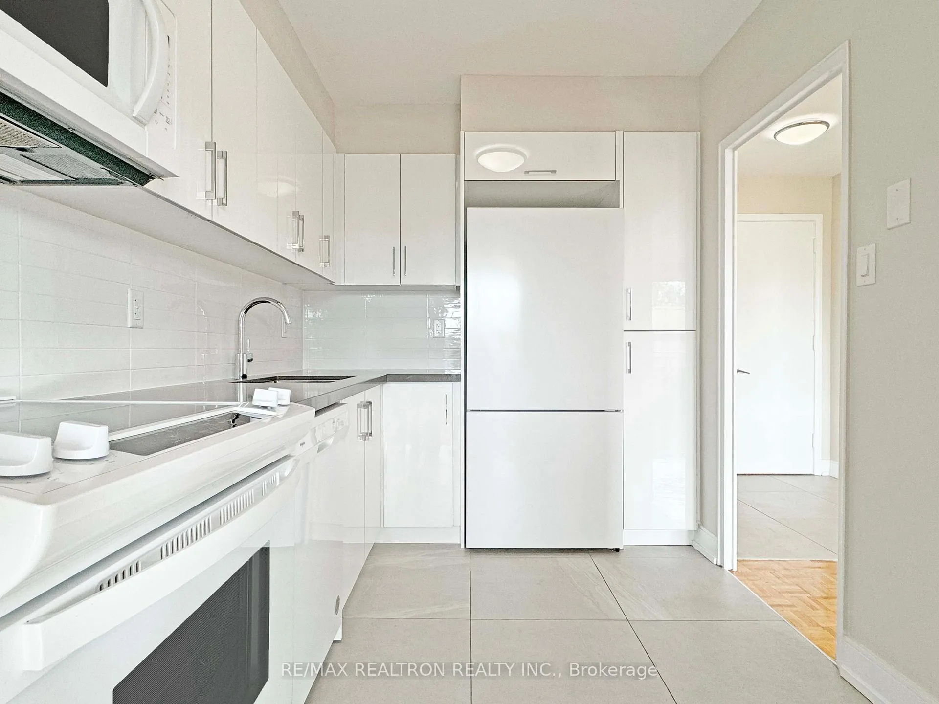 Photo 3 of Unit 206, 10 Shallmar Boulevard, Toronto, Forest Hill North — HOMEH