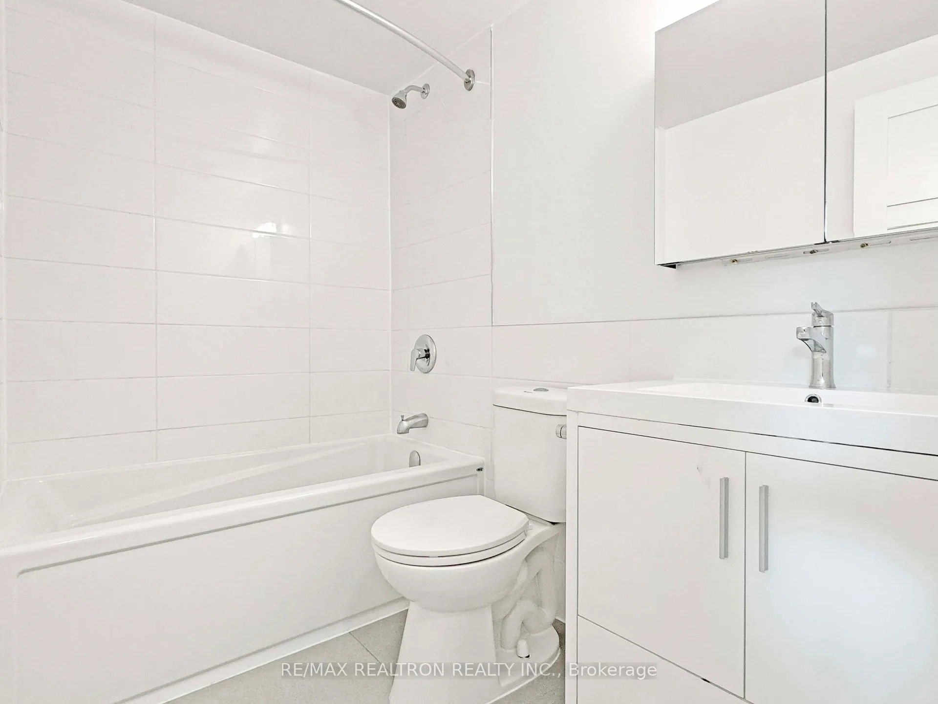 Photo 6 of Unit 206, 10 Shallmar Boulevard, Toronto, Forest Hill North — HOMEH