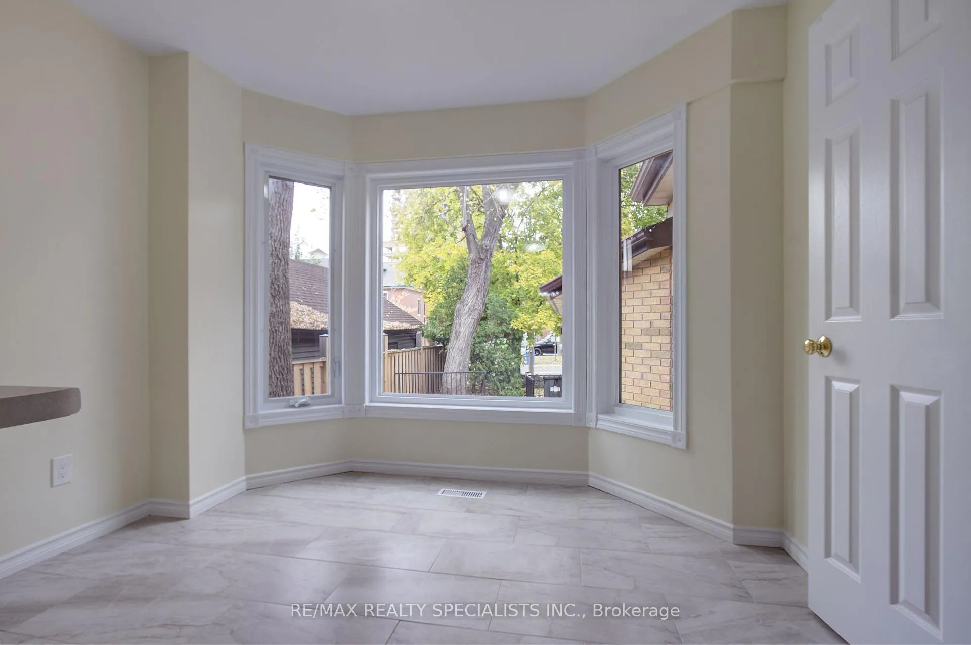 Photo 7 of 51 John Street, Brampton, Downtown Brampton — HOMEH