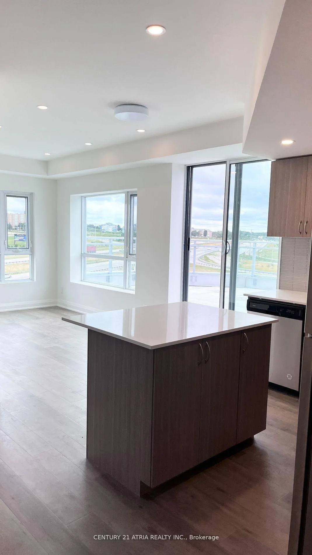 Photo 3 of Unit 1016, 58 Lakeside Terrace, Barrie, Little Lake — HOMEH