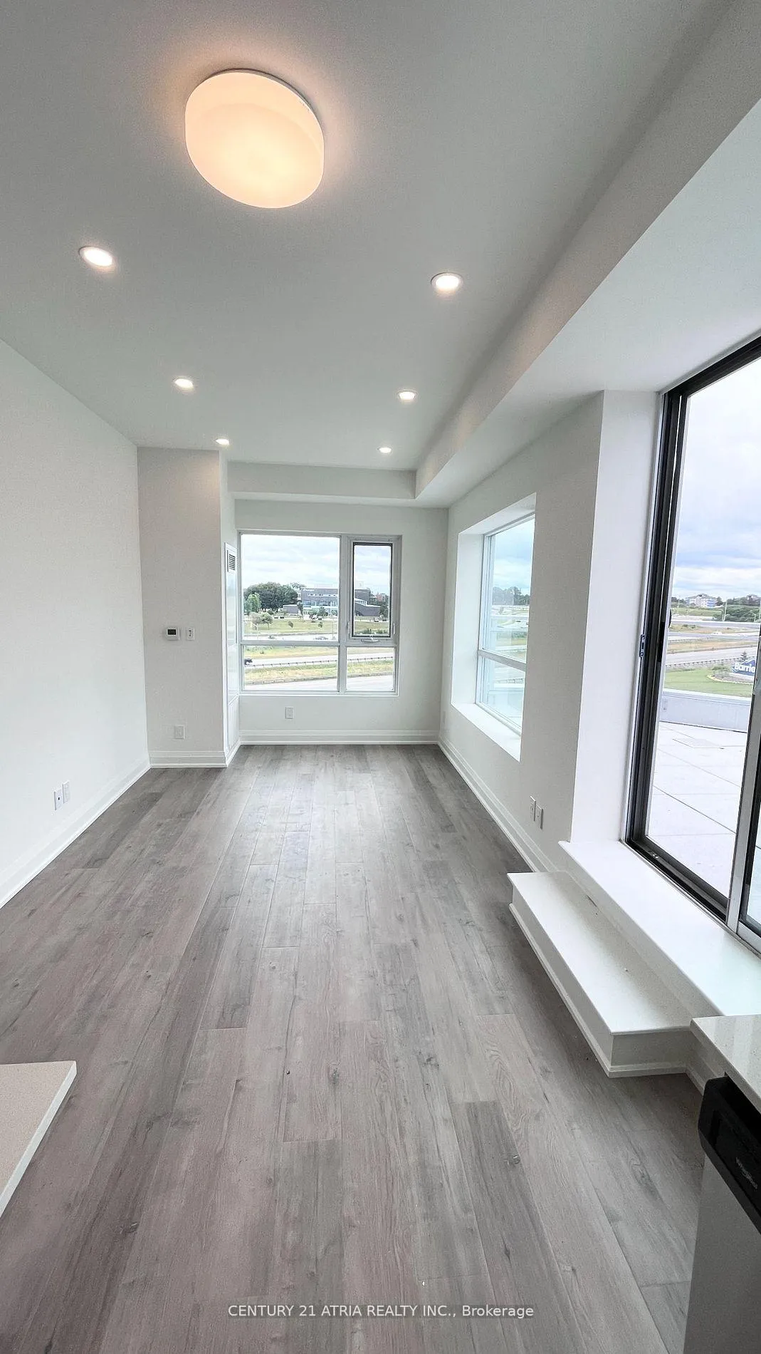 Photo 6 of Unit 1016, 58 Lakeside Terrace, Barrie, Little Lake — HOMEH