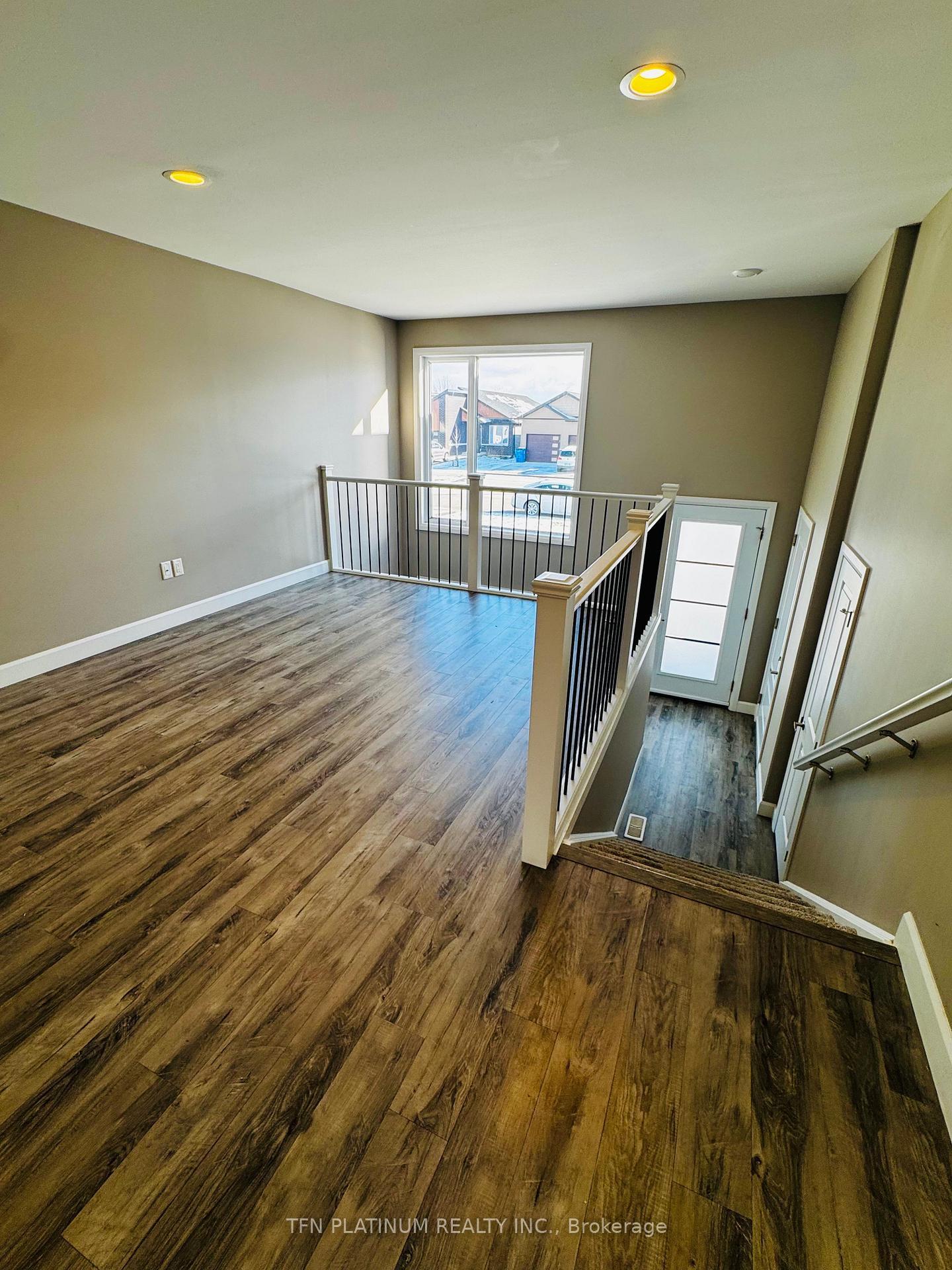 Photo 4 of 146 Moonstone Crescent, Chatham-Kent, Chatham — HOMEH