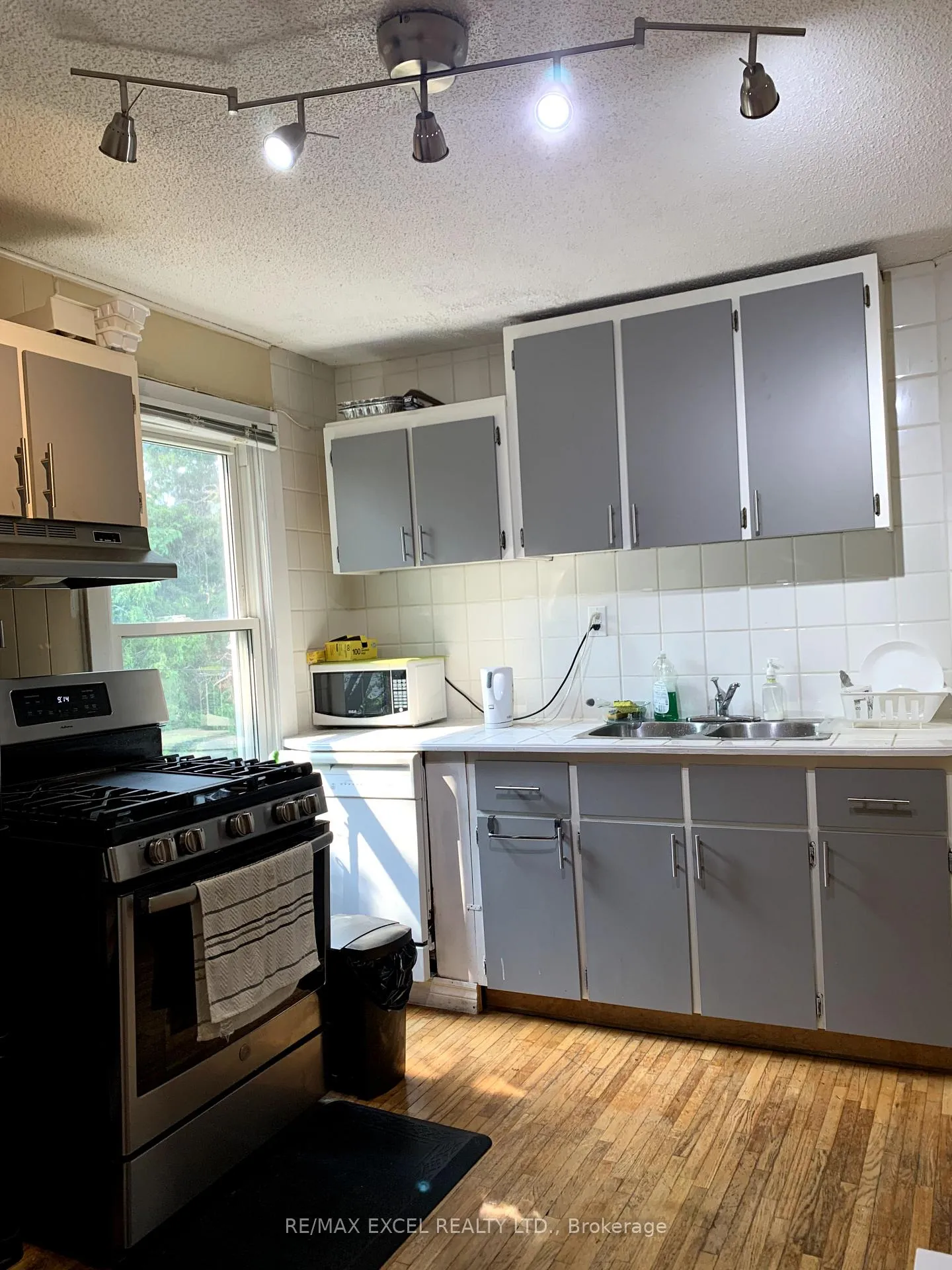 Photo 5 of 9 Macklin Street N, Hamilton, Westdale — HOMEH