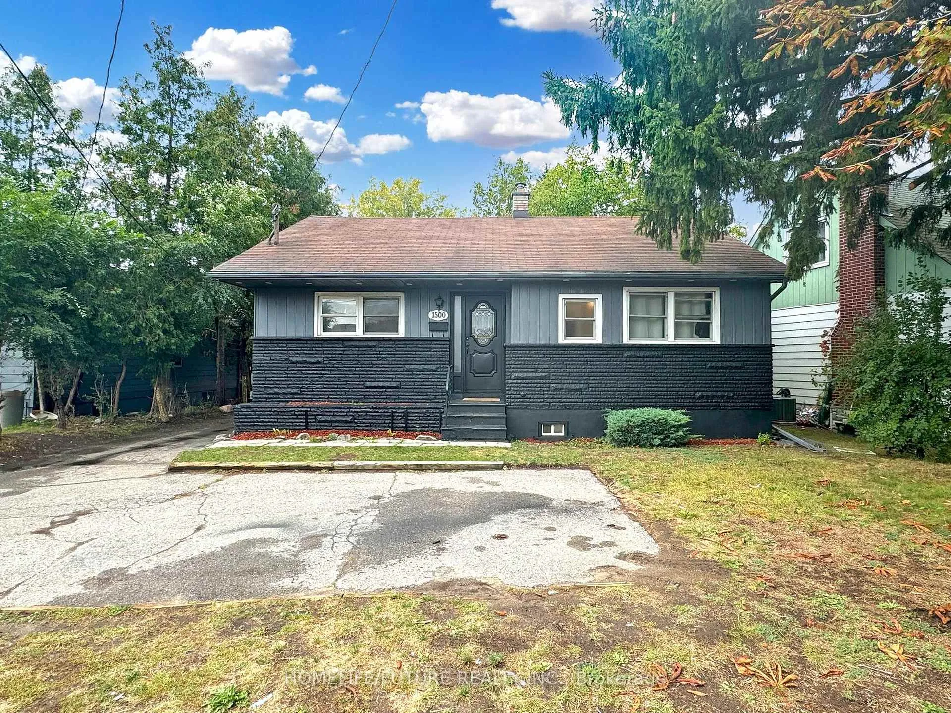 Front of 1500 Simcoe Street N