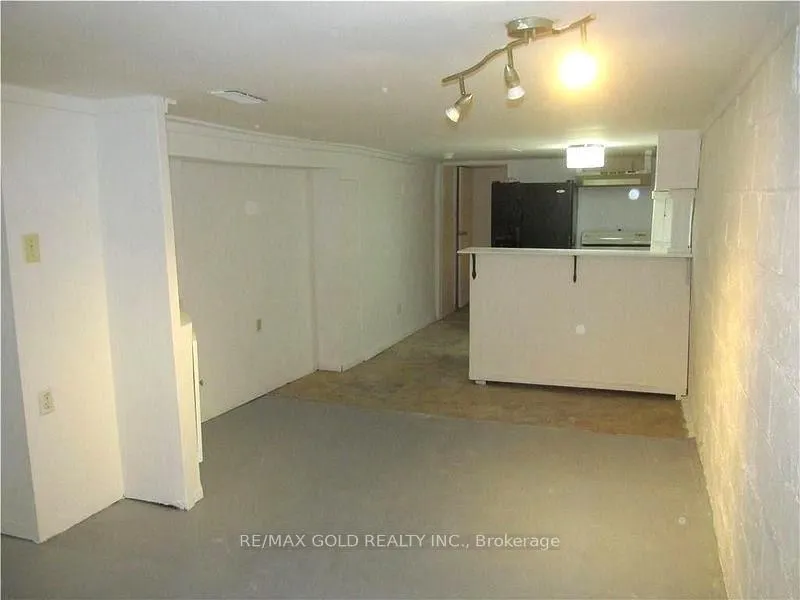 Photo 3 of 136 Robins Avenue, Hamilton, Crown Point — HOMEH