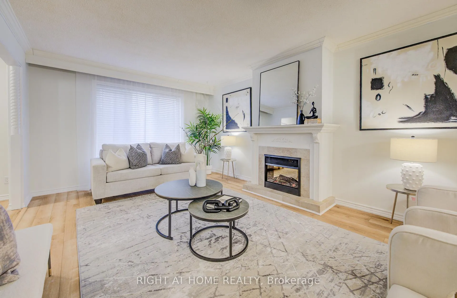 Photo 3 of 127 Vintage Crescent, Kitchener, Pioneer Park — HOMEH