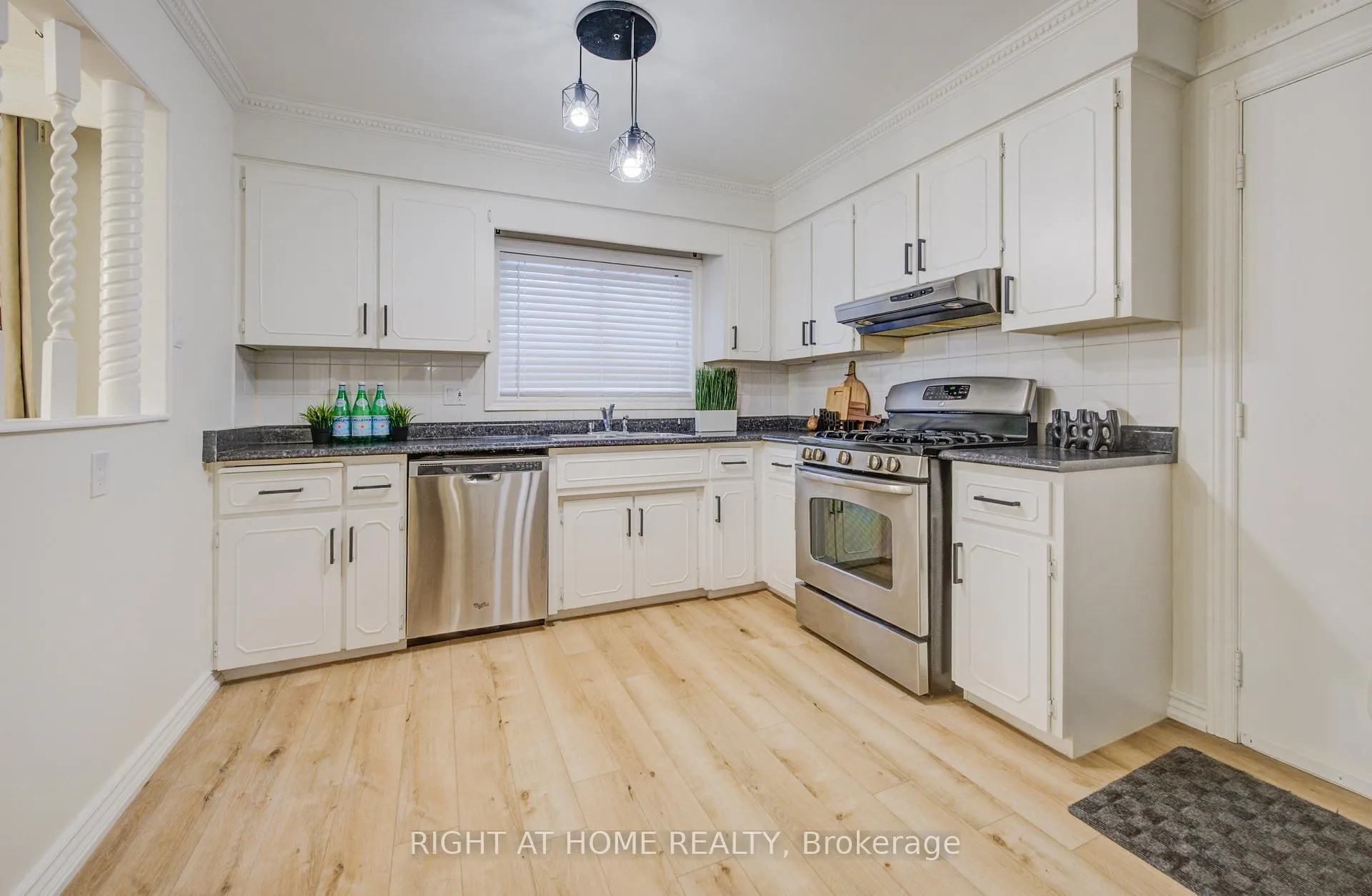 Photo 7 of 127 Vintage Crescent, Kitchener, Pioneer Park — HOMEH