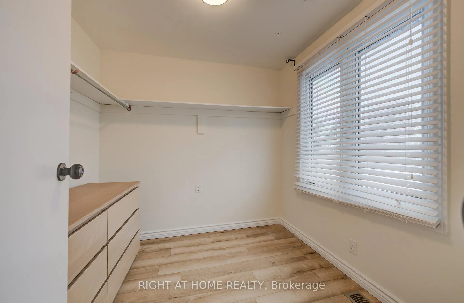 Photo 14 of 127 Vintage Crescent, Kitchener, Pioneer Park — HOMEH