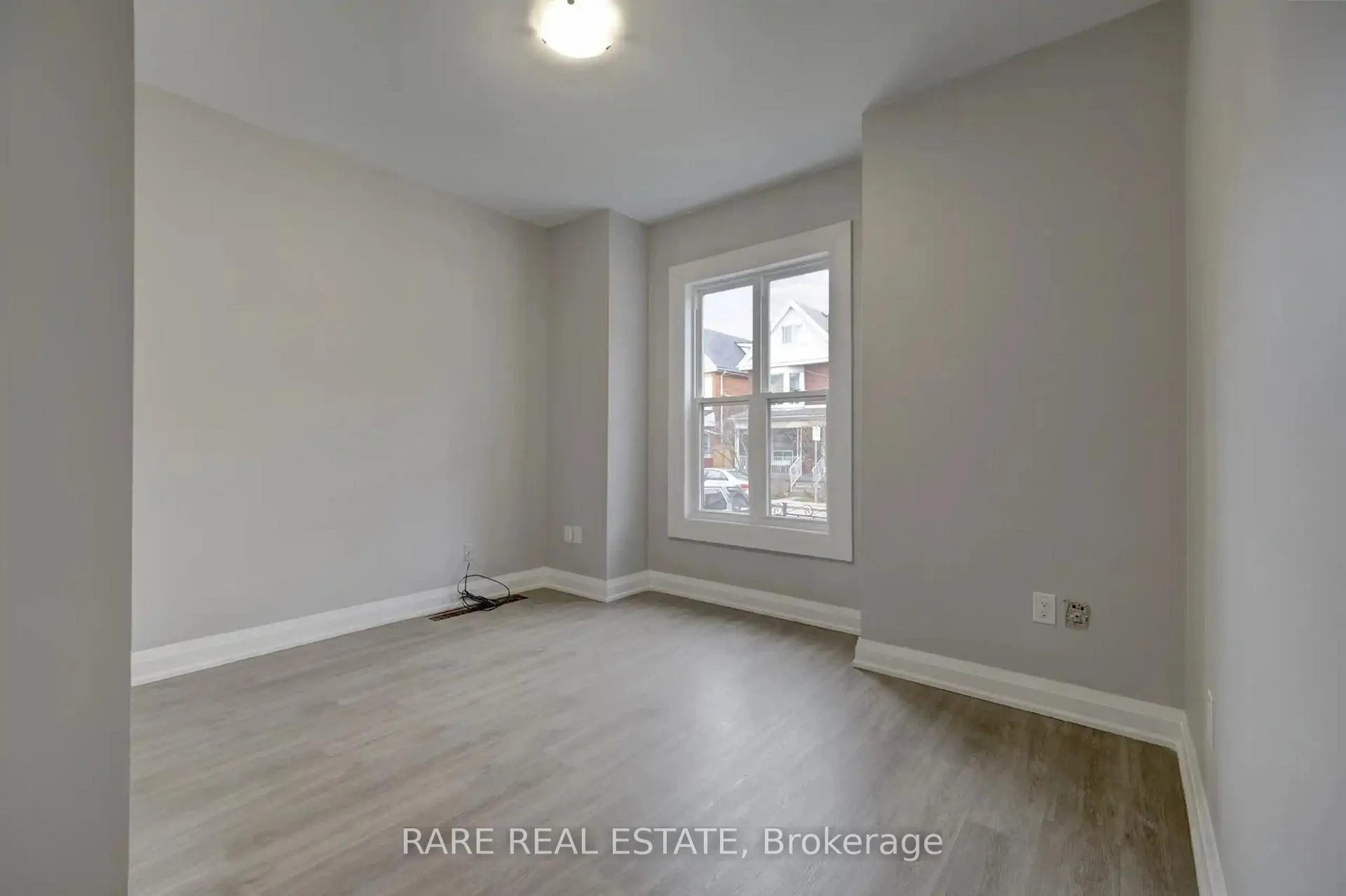 Photo 3 of 26 Fairleigh Avenue N, Hamilton, Gibson — HOMEH