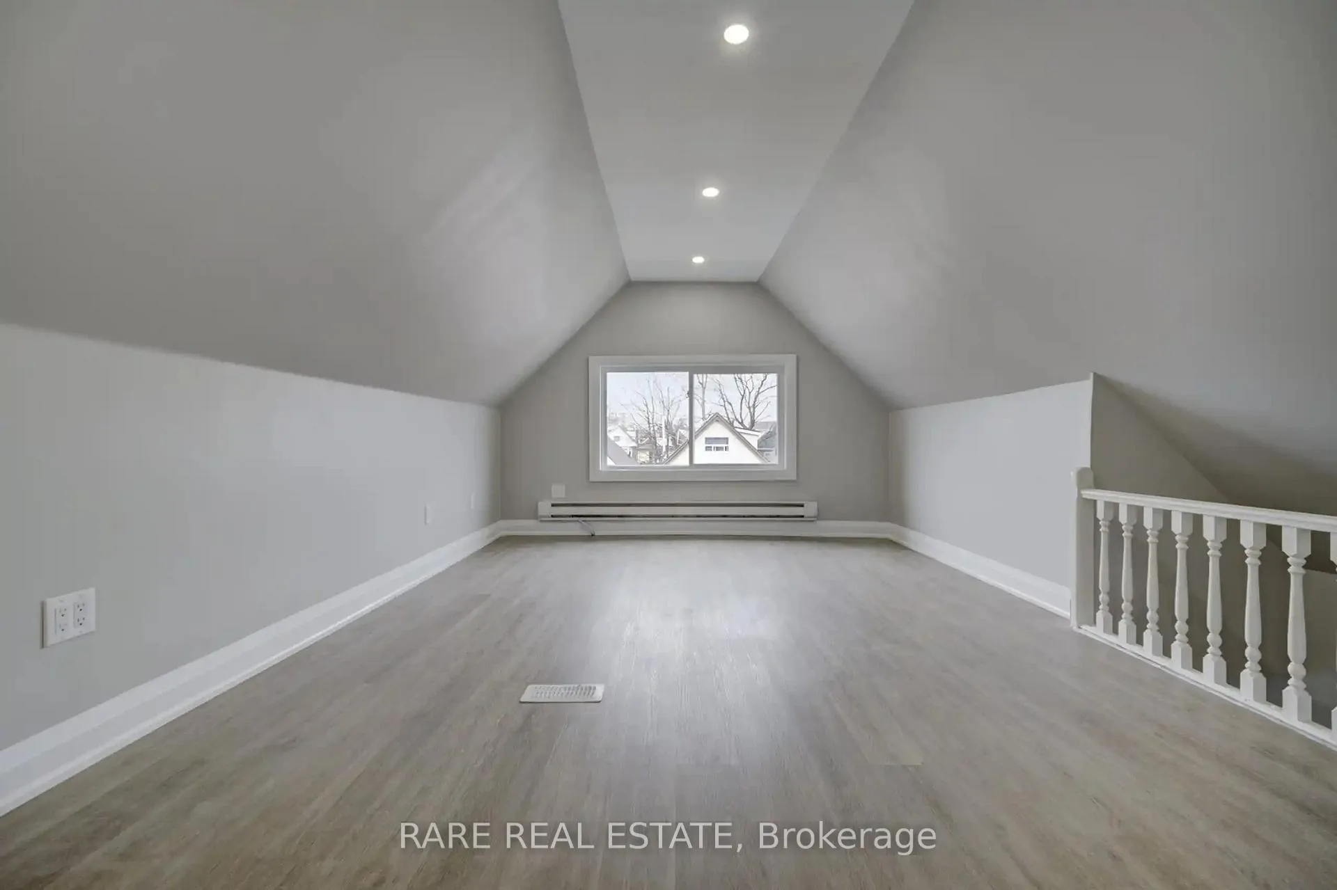 Photo 8 of 26 Fairleigh Avenue N, Hamilton, Gibson — HOMEH