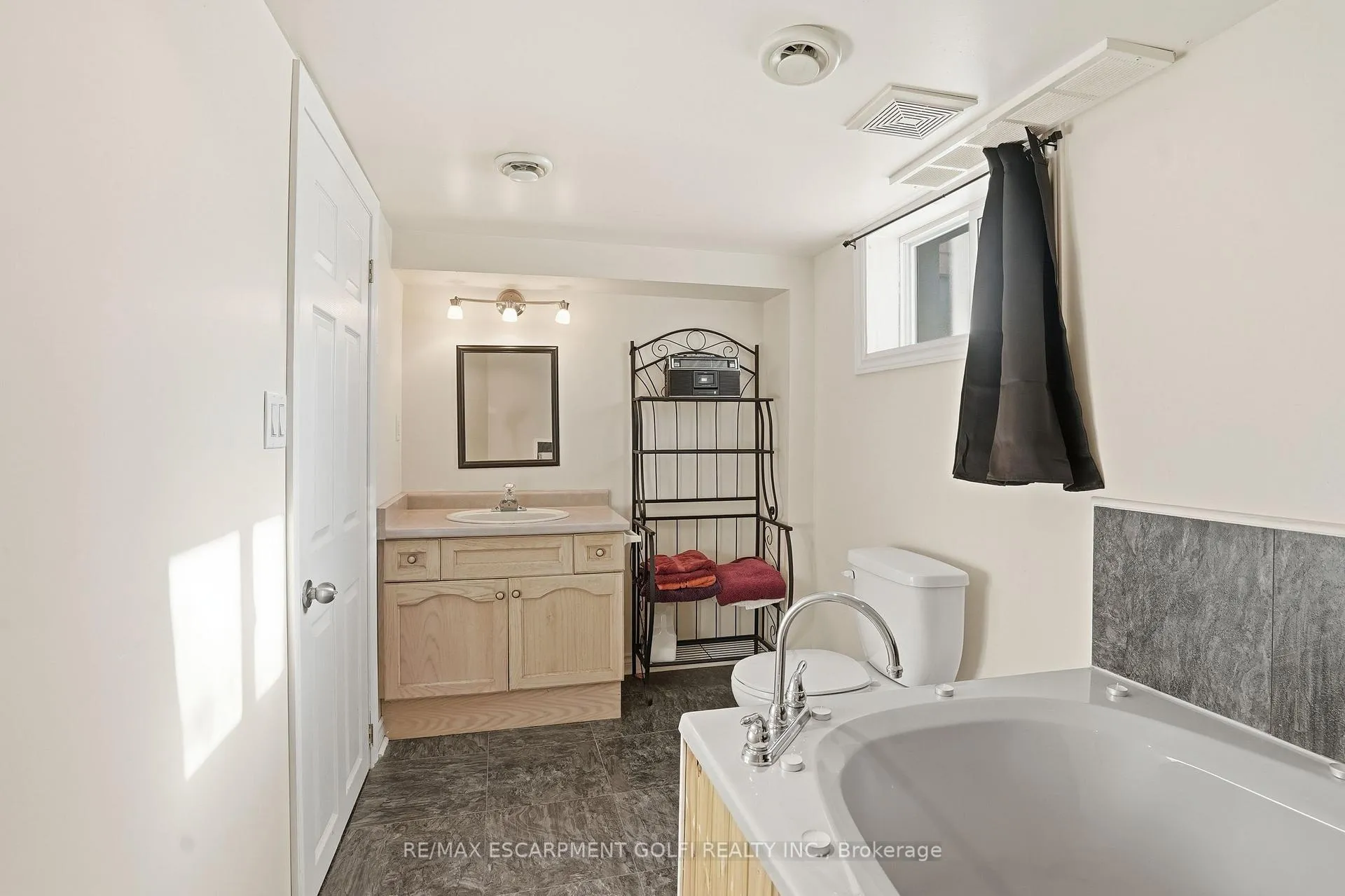 Photo 23 of 373 Simpson Avenue, Welland, Lincoln/Crowland — HOMEH