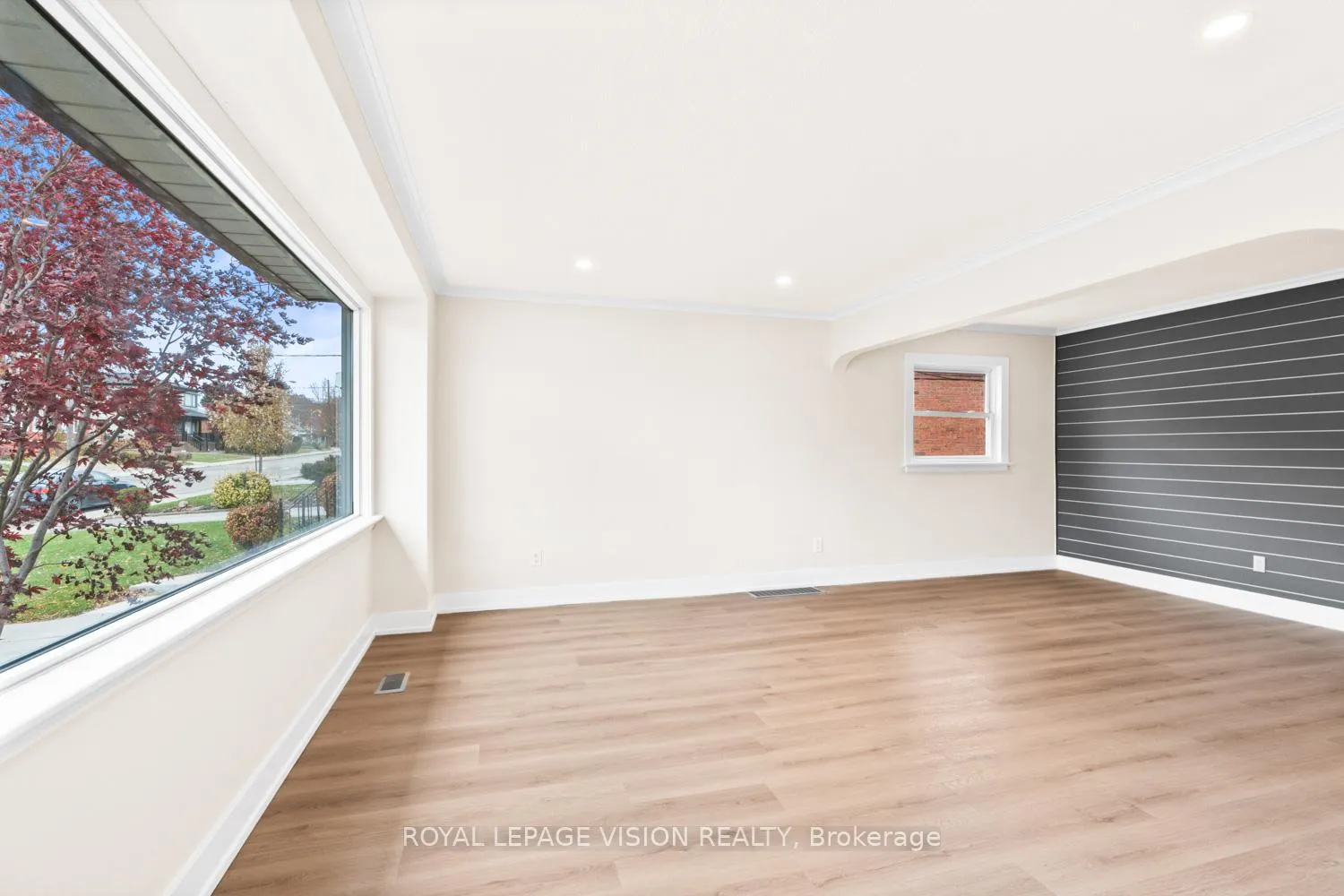 Photo 3 of 29 Donora Drive, Toronto, Crescent Town — HOMEH