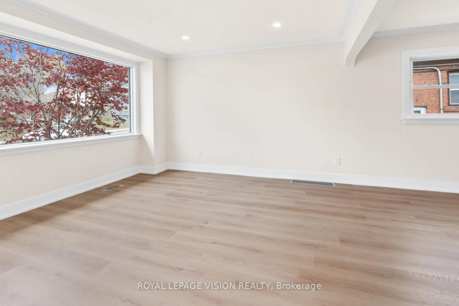 Photo 4 of 29 Donora Drive, Toronto, Crescent Town — HOMEH