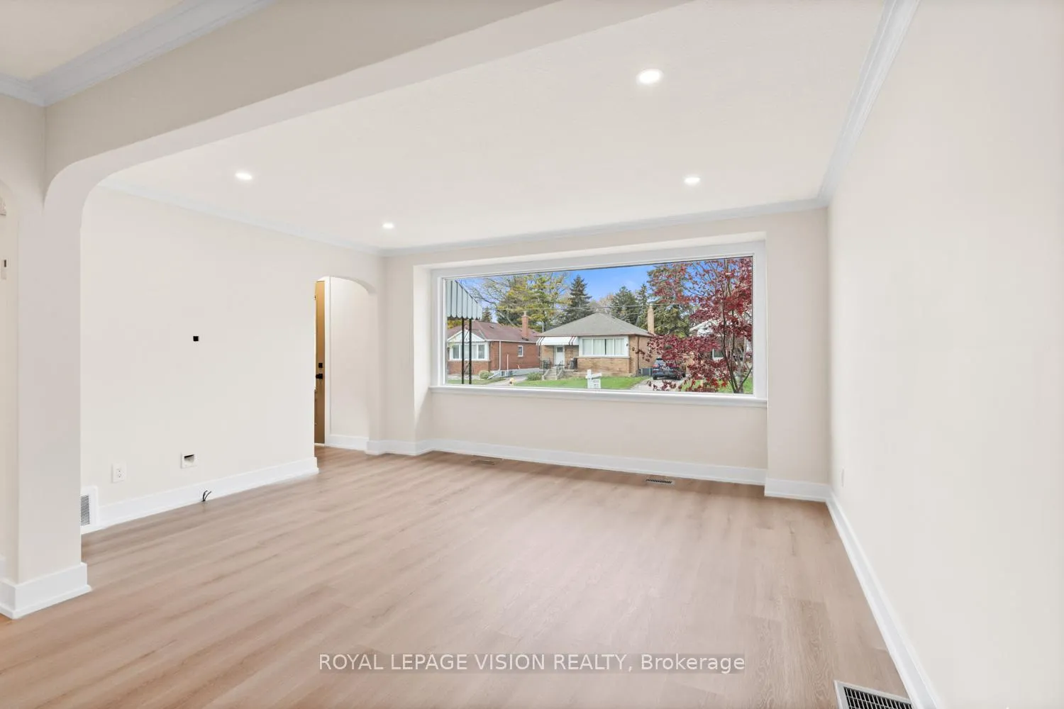 Photo 8 of 29 Donora Drive, Toronto, Crescent Town — HOMEH