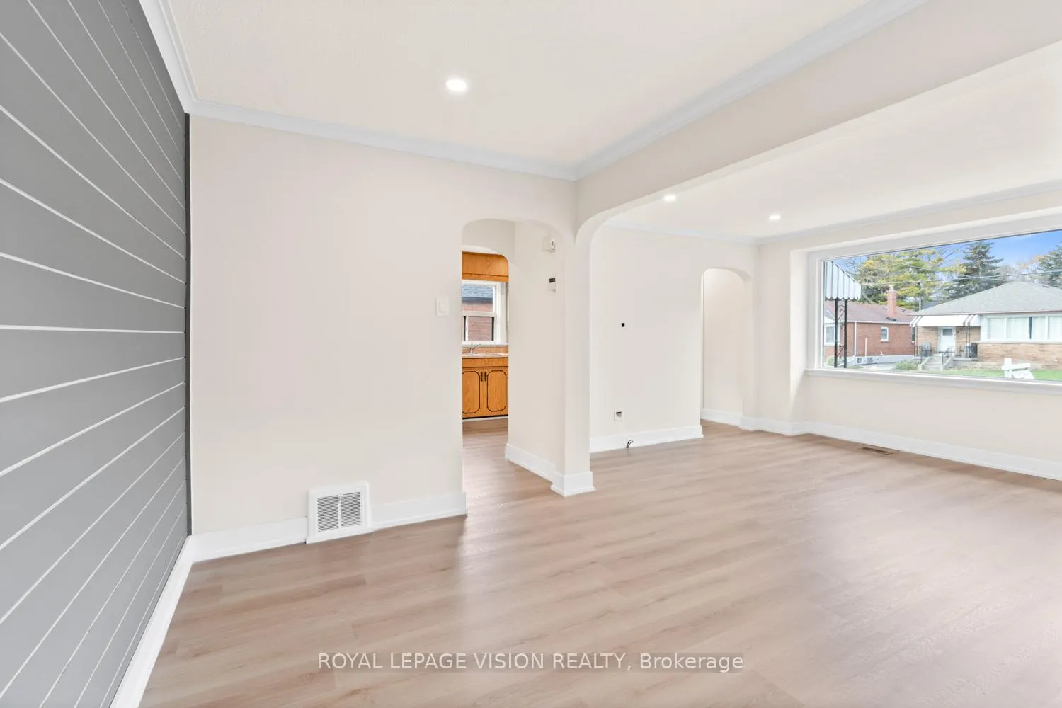 Photo 9 of 29 Donora Drive, Toronto, Crescent Town — HOMEH