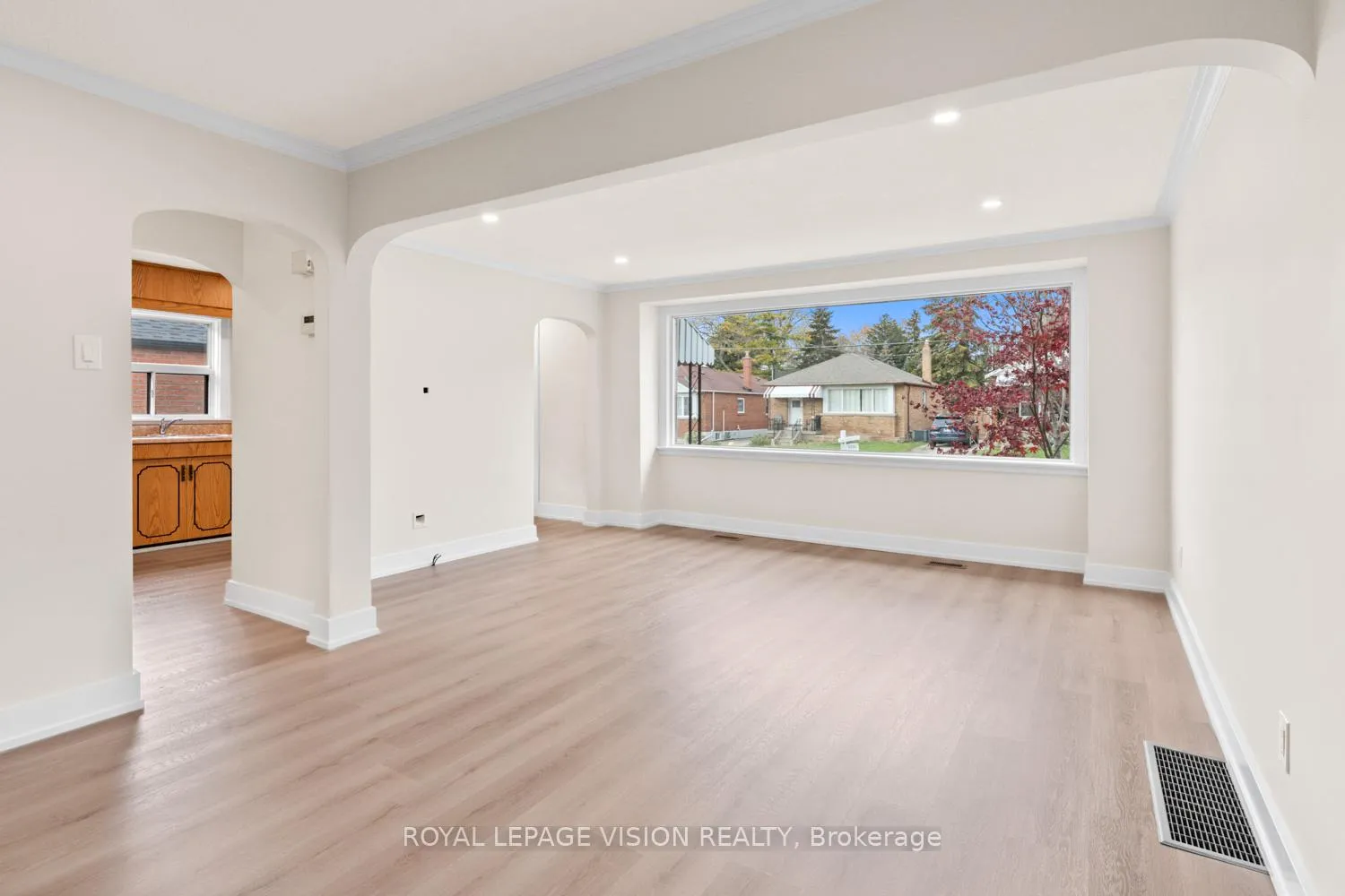 Photo 10 of 29 Donora Drive, Toronto, Crescent Town — HOMEH