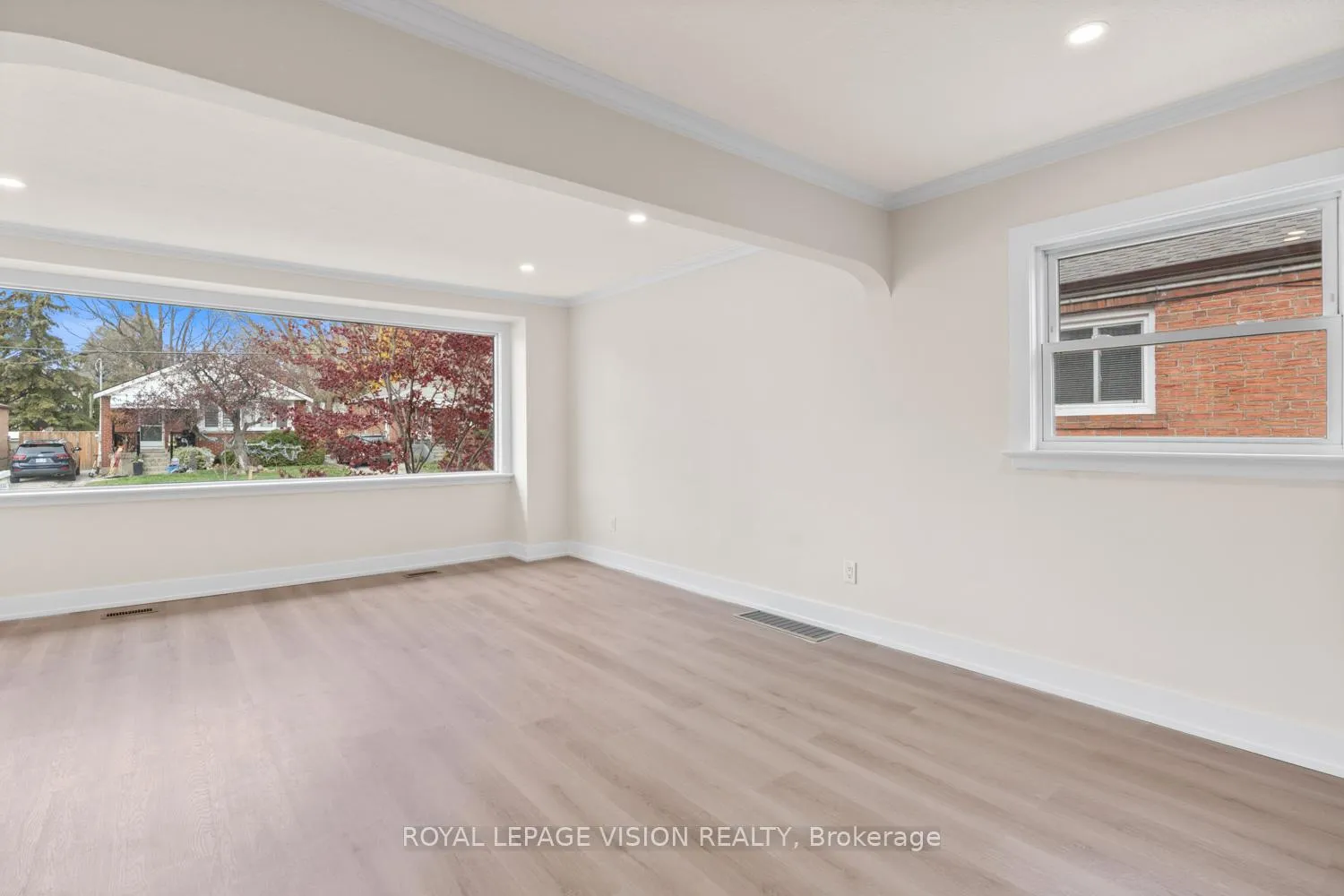 Photo 11 of 29 Donora Drive, Toronto, Crescent Town — HOMEH