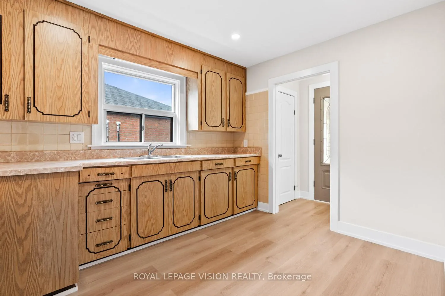 Photo 15 of 29 Donora Drive, Toronto, Crescent Town — HOMEH