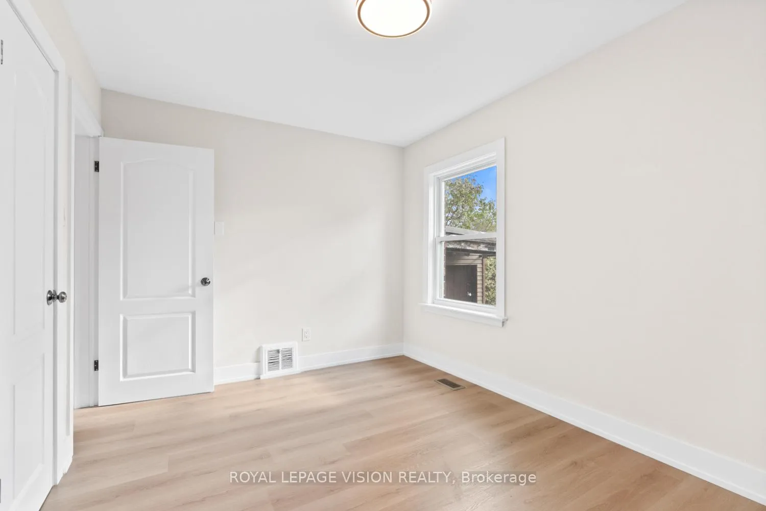 Photo 23 of 29 Donora Drive, Toronto, Crescent Town — HOMEH