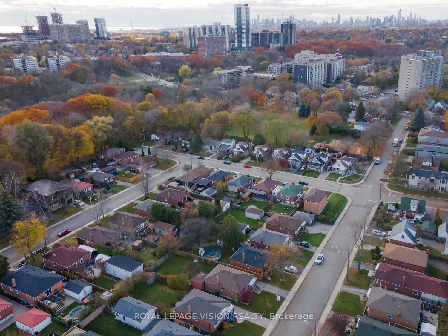 Photo 43 of 29 Donora Drive, Toronto, Crescent Town — HOMEH
