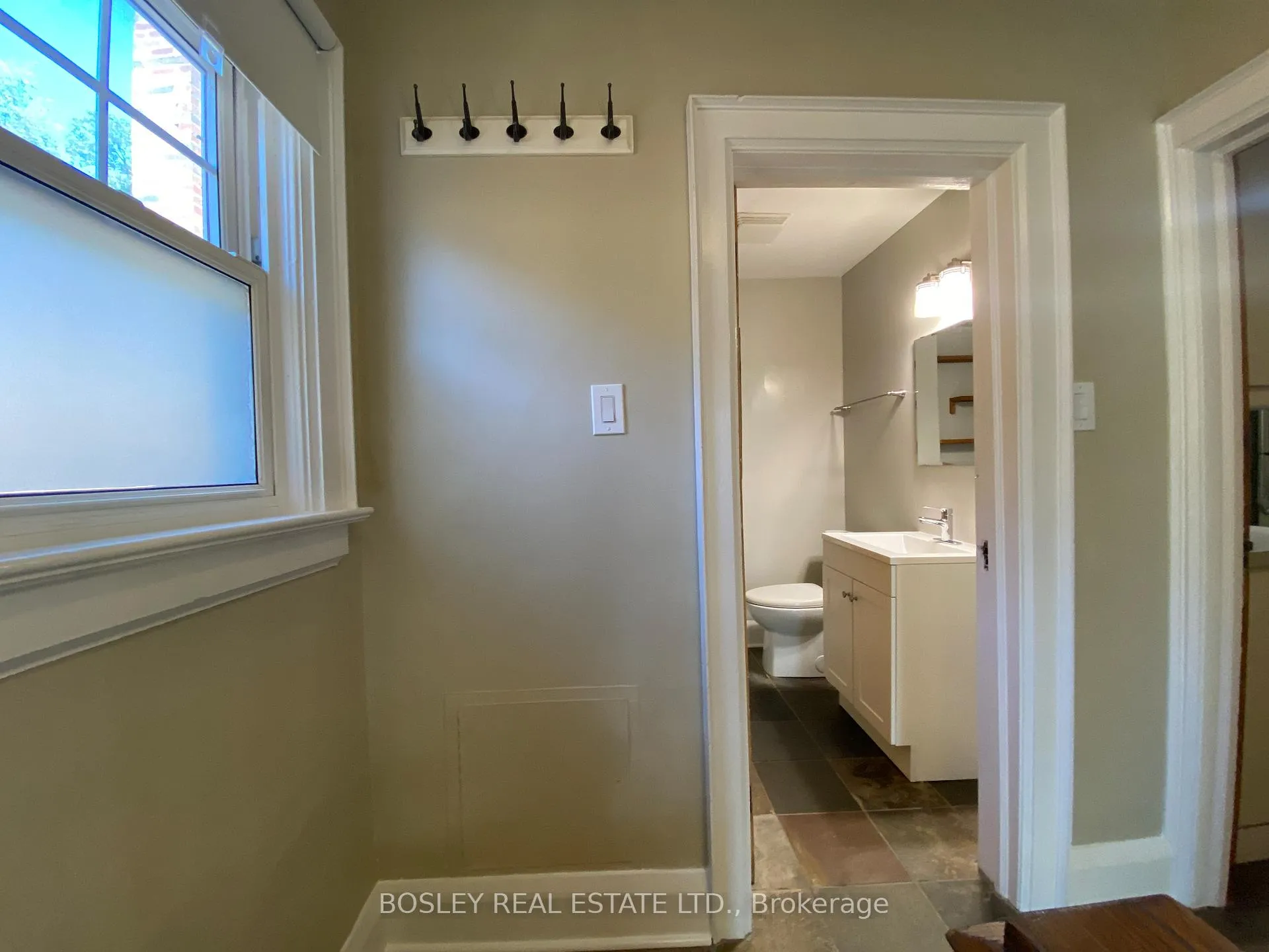 Photo 5 of Unit #2 (UPPER), 33 Lorindale Avenue, Toronto, Lawrence Park North — HOMEH
