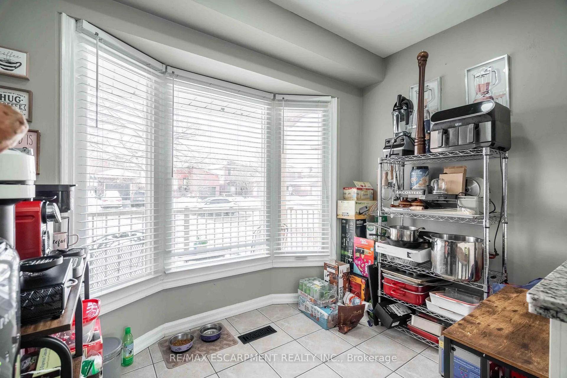 Photo 10 of 9 Beachgrove Crescent, Hamilton, Stoney Creek Mountain — HOMEH