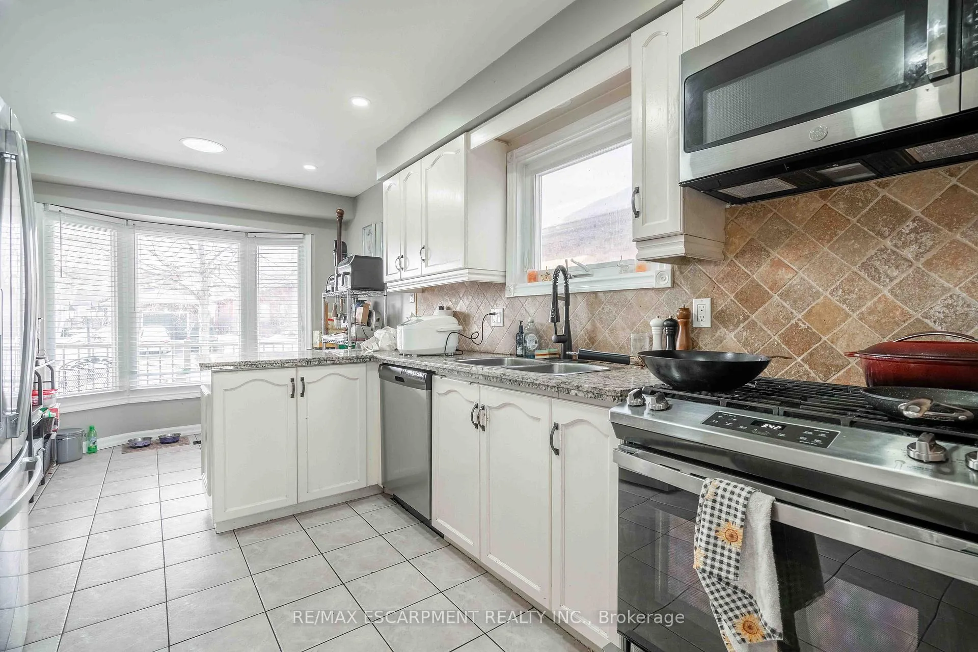 Photo 11 of 9 Beachgrove Crescent, Hamilton, Stoney Creek Mountain — HOMEH