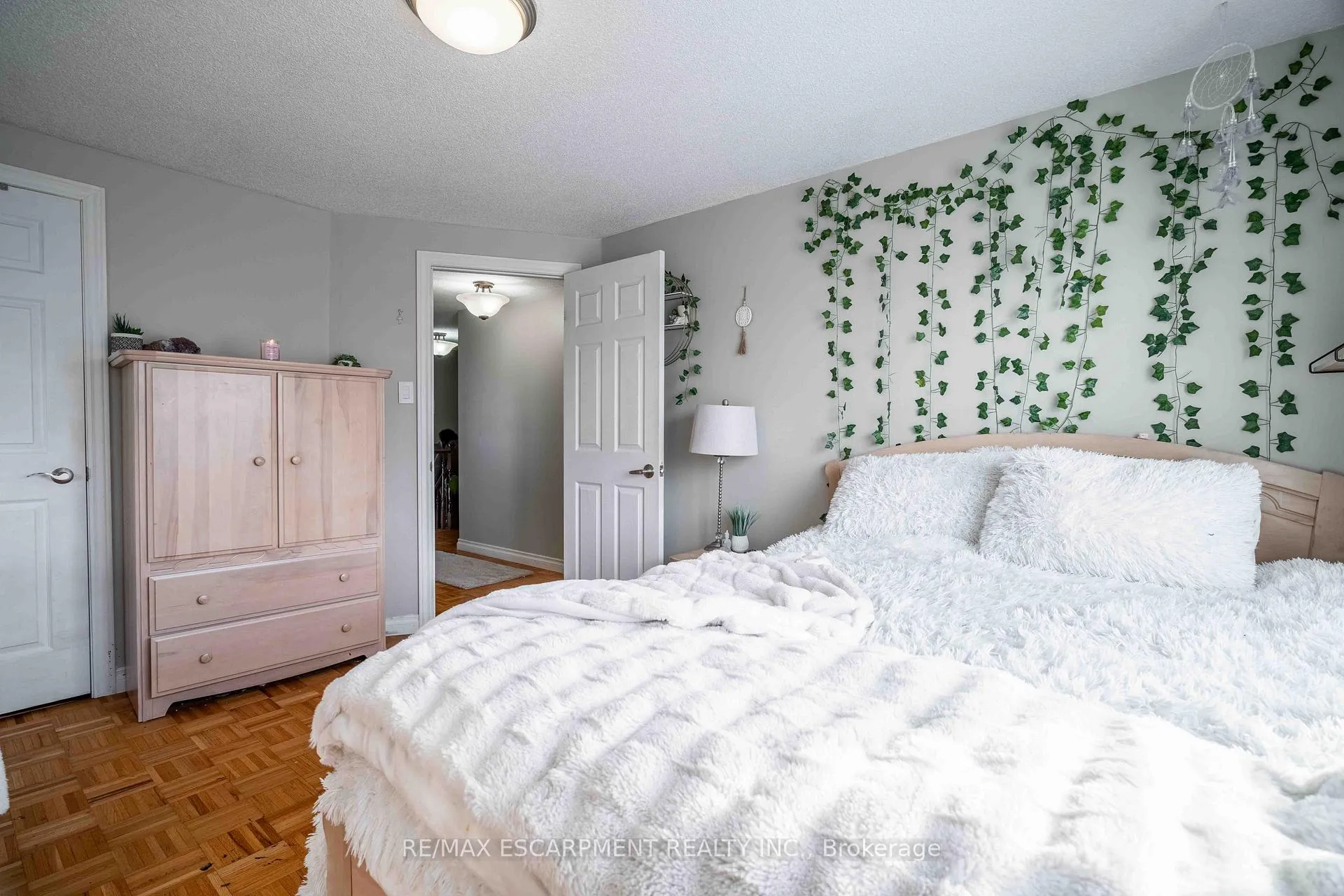 Photo 30 of 9 Beachgrove Crescent, Hamilton, Stoney Creek Mountain — HOMEH