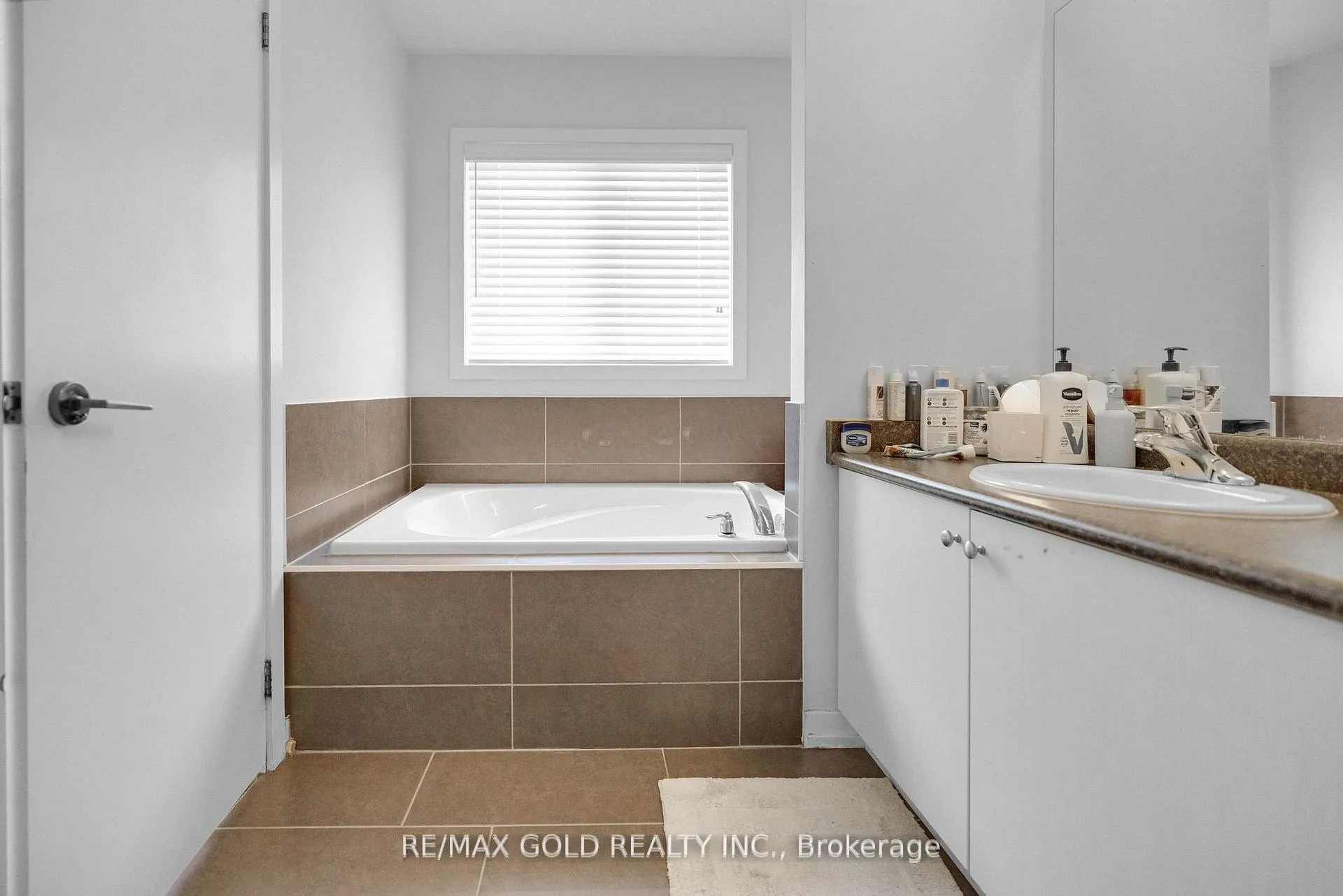 Photo 13 of 124 Baffin Crescent, Brampton, Northwest Sandalwood Parkway — HOMEH