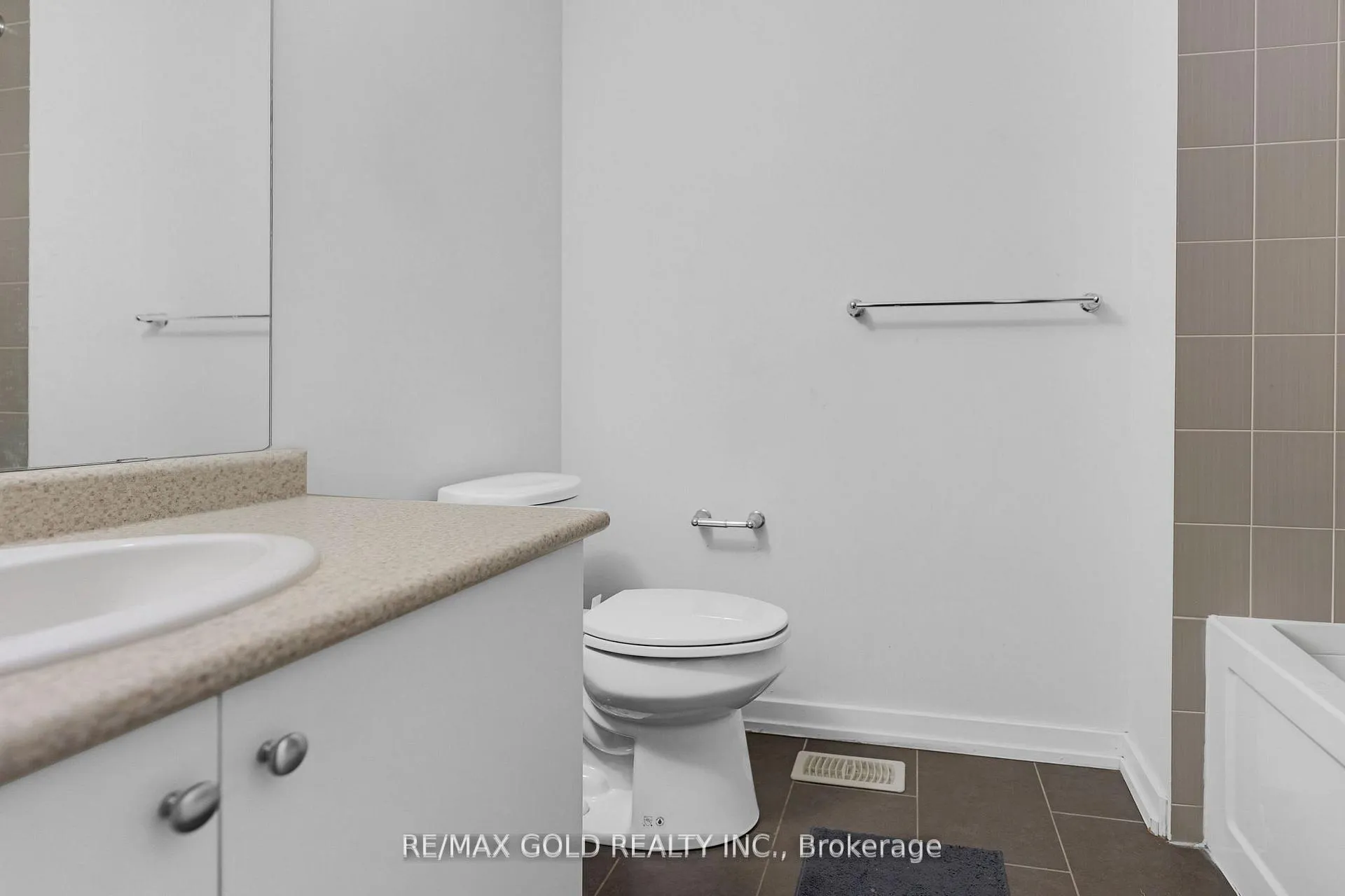 Photo 15 of 124 Baffin Crescent, Brampton, Northwest Sandalwood Parkway — HOMEH