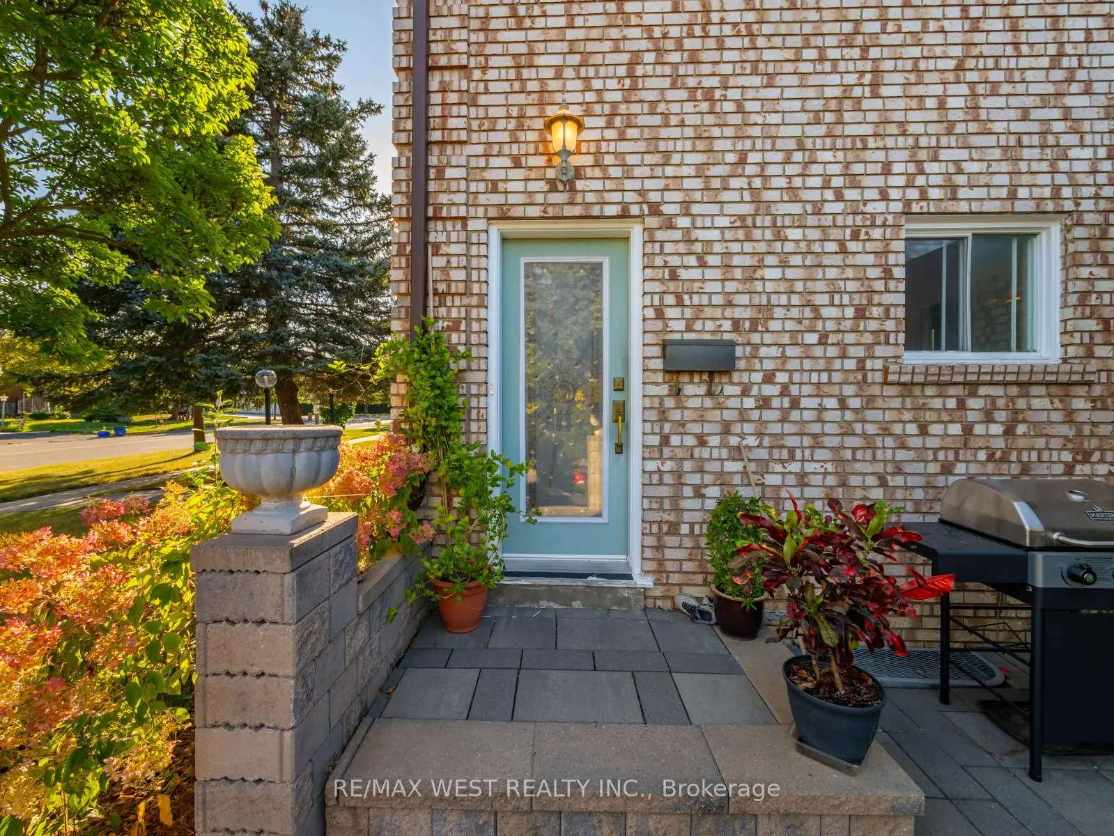 Photo 3 of 96 Wigwoss Drive S, Vaughan, East Woodbridge — HOMEH