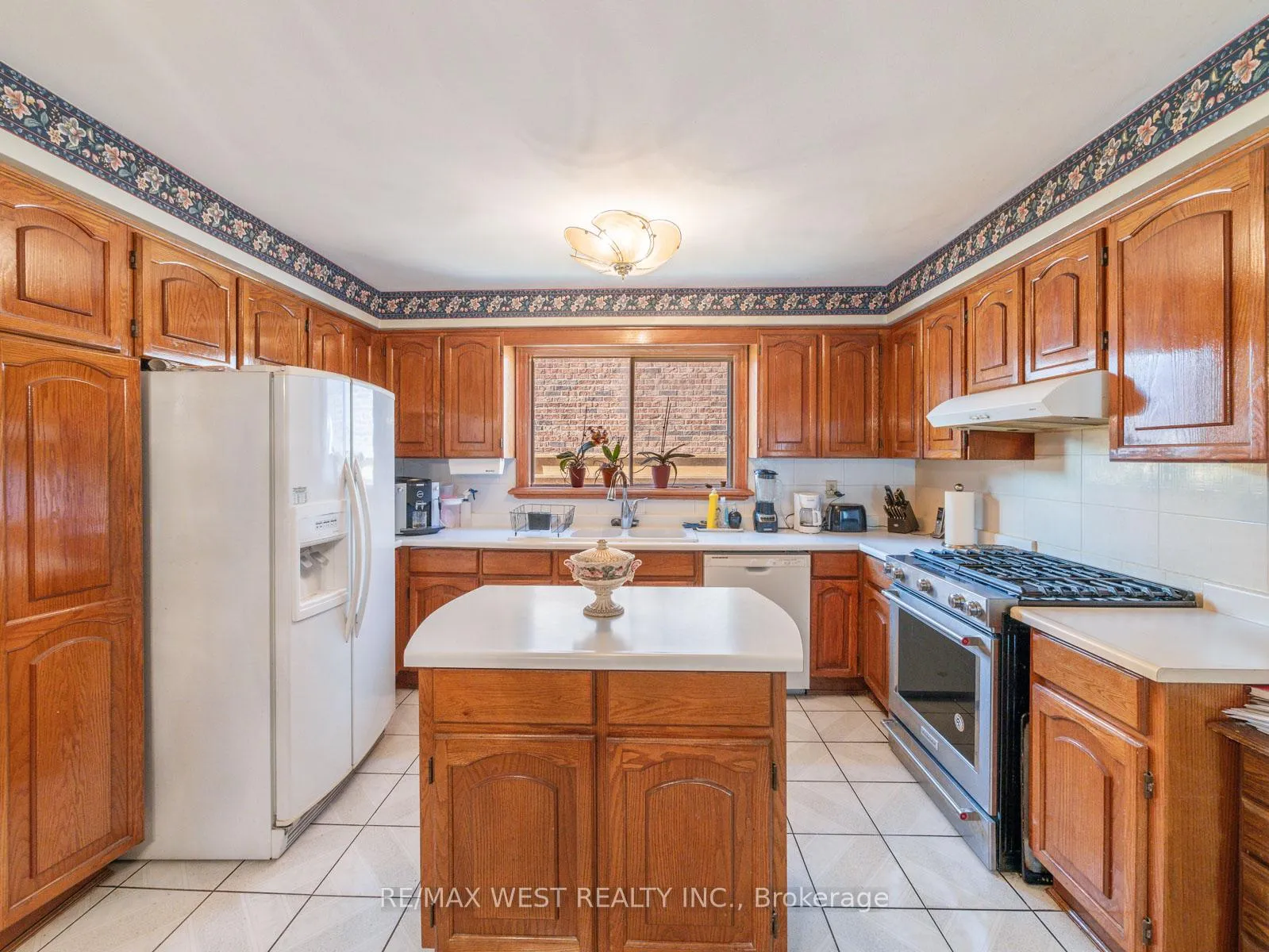 Photo 12 of 96 Wigwoss Drive S, Vaughan, East Woodbridge — HOMEH
