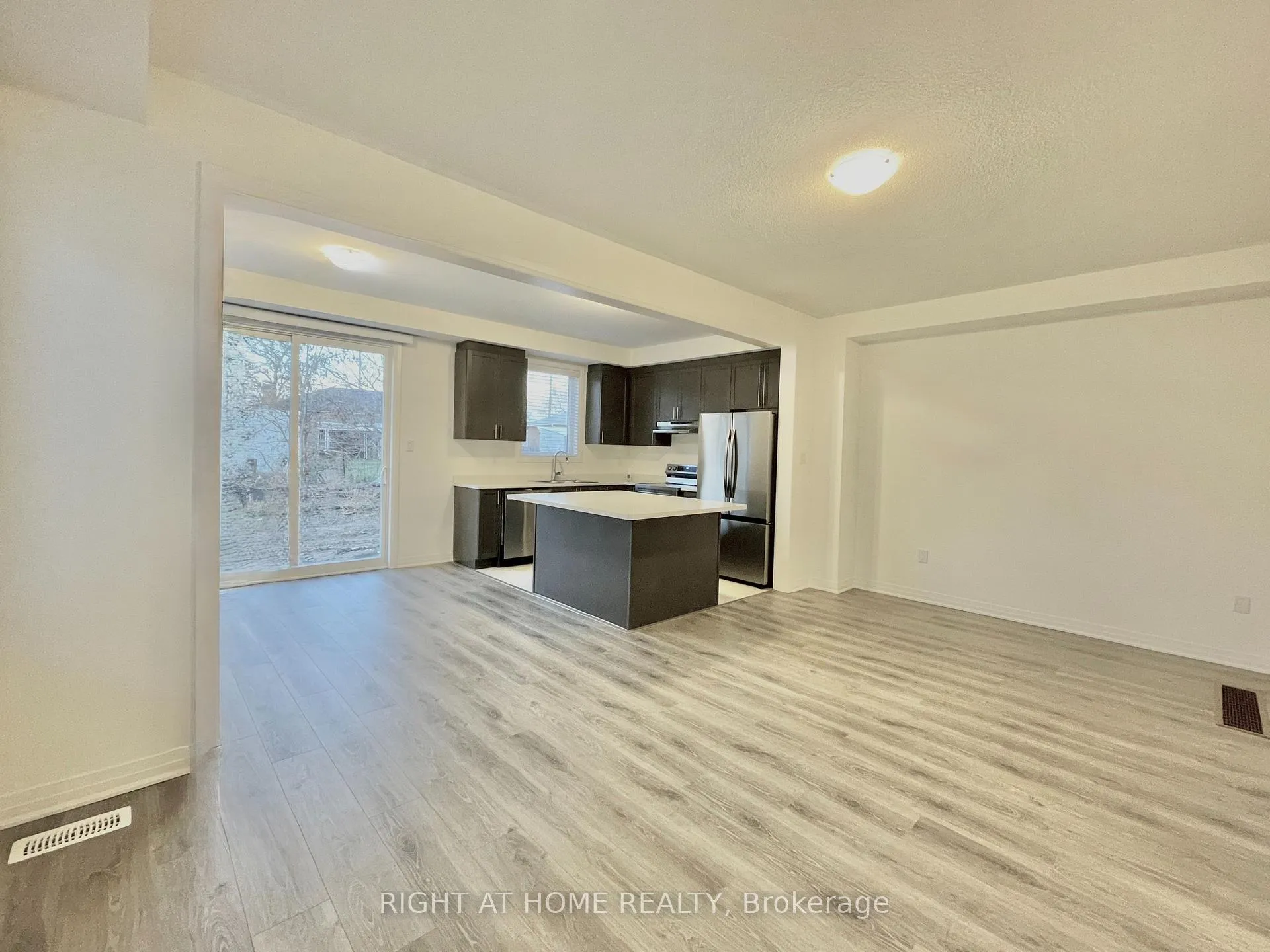 Photo 4 of 65 Kirkwood Way, Barrie, Rural Barrie Southeast — HOMEH