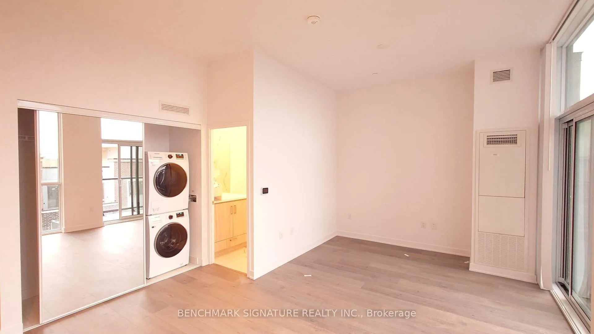 Photo 5 of Unit 306, 60 Honeycrisp Crescent, Vaughan, Concord — HOMEH