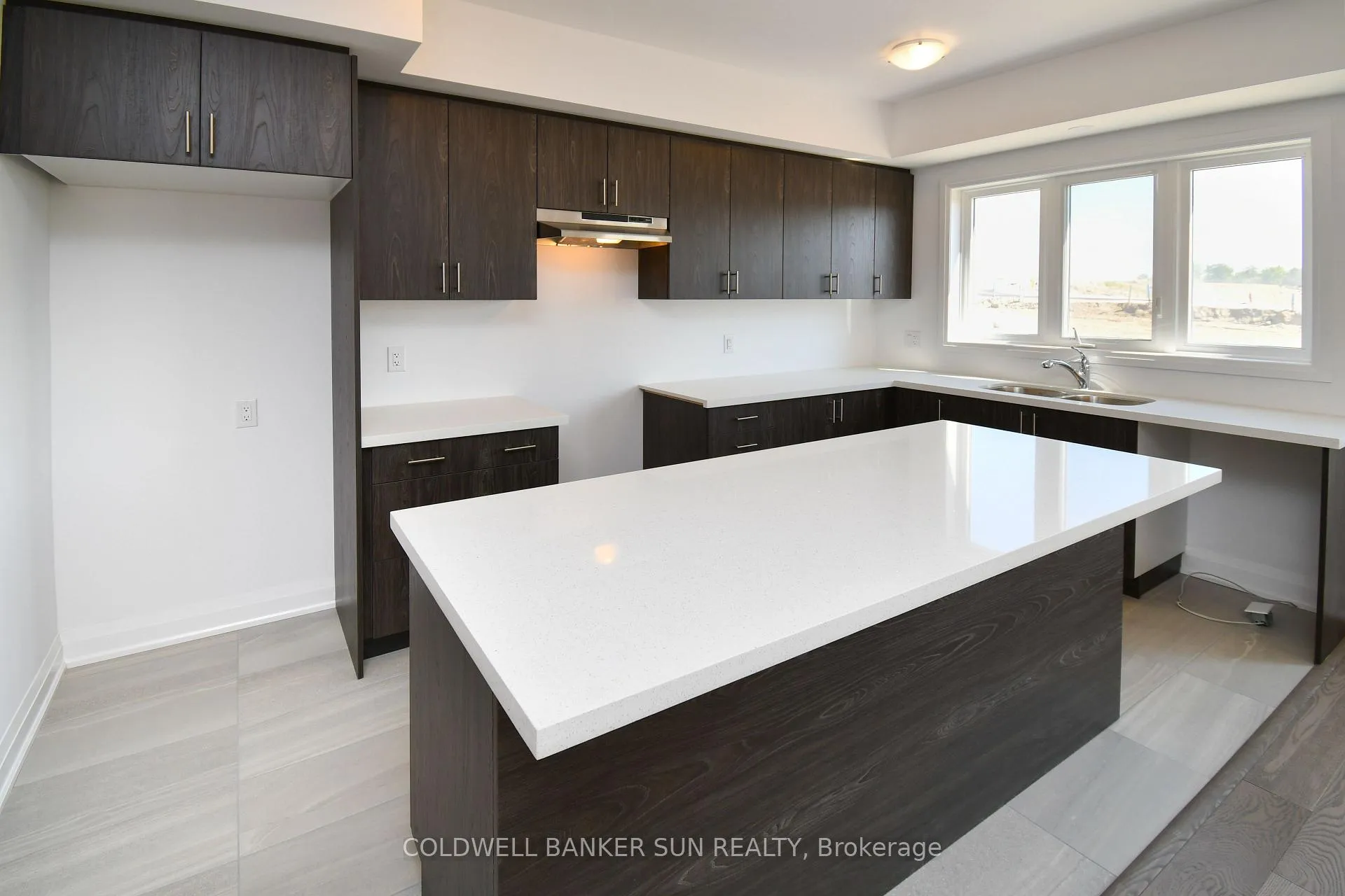 Photo 9 of 3 Gateway Drive, Barrie, Rural Barrie Southeast — HOMEH