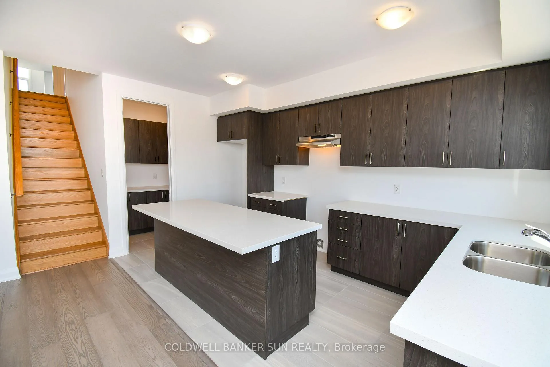 Photo 10 of 3 Gateway Drive, Barrie, Rural Barrie Southeast — HOMEH