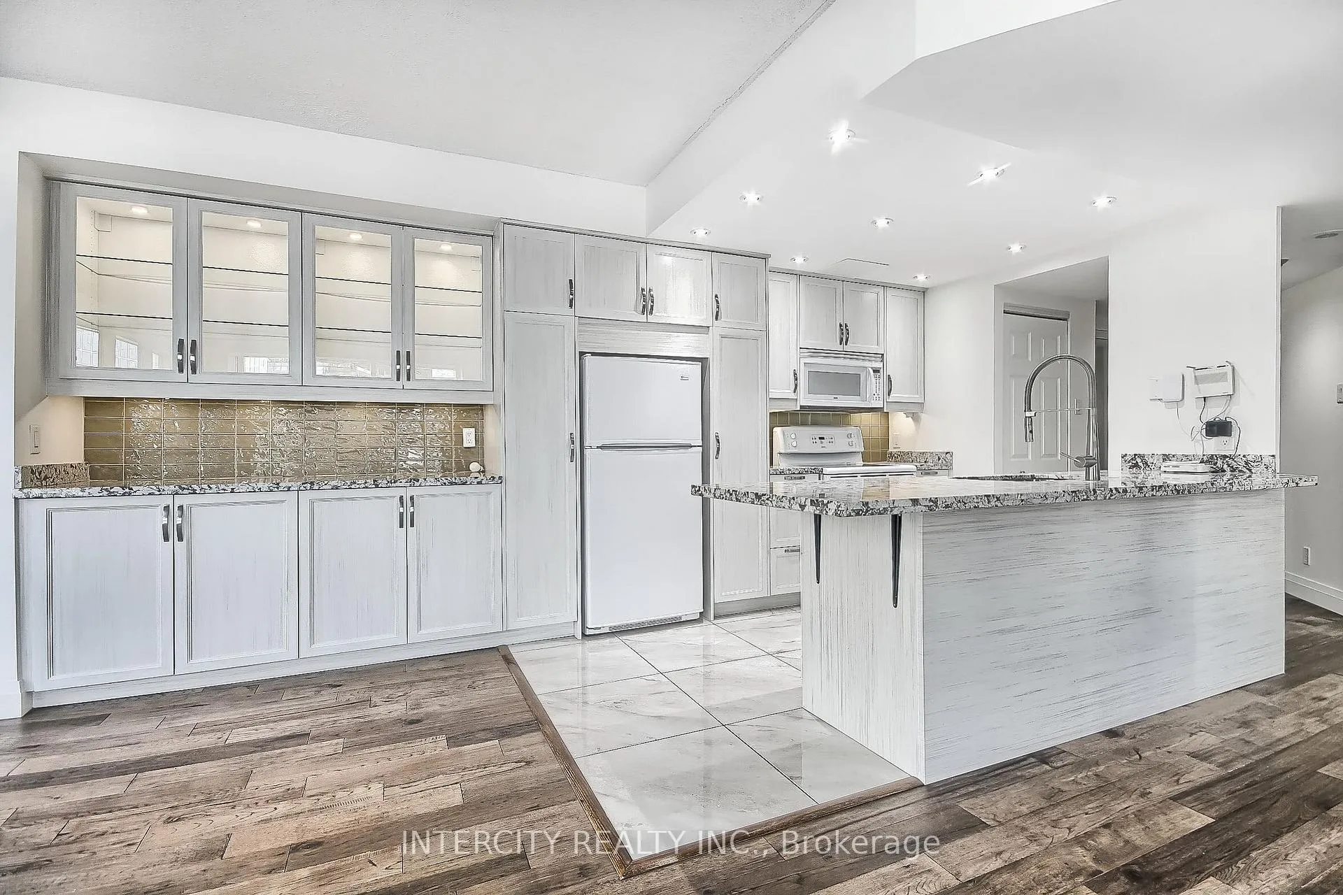 Photo 9 of Unit 402, 77 Harbour Square, Toronto, Waterfront Communities — HOMEH