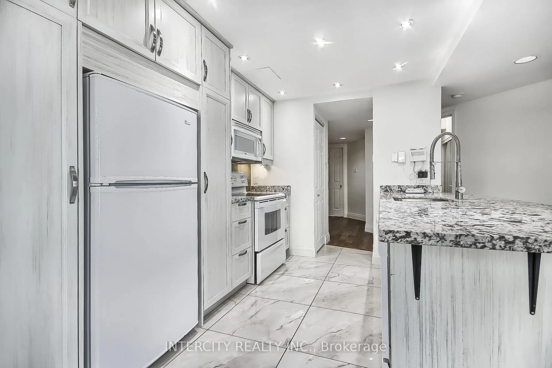 Photo 10 of Unit 402, 77 Harbour Square, Toronto, Waterfront Communities — HOMEH