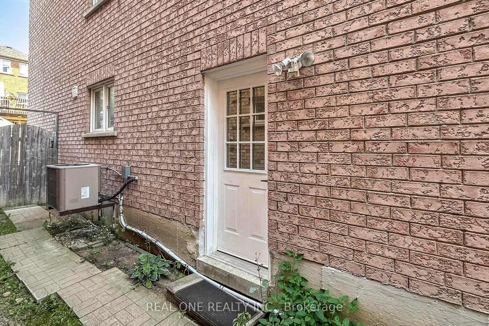 Photo 2 of 64 Sassafras Circle N, Vaughan, Patterson — HOMEH