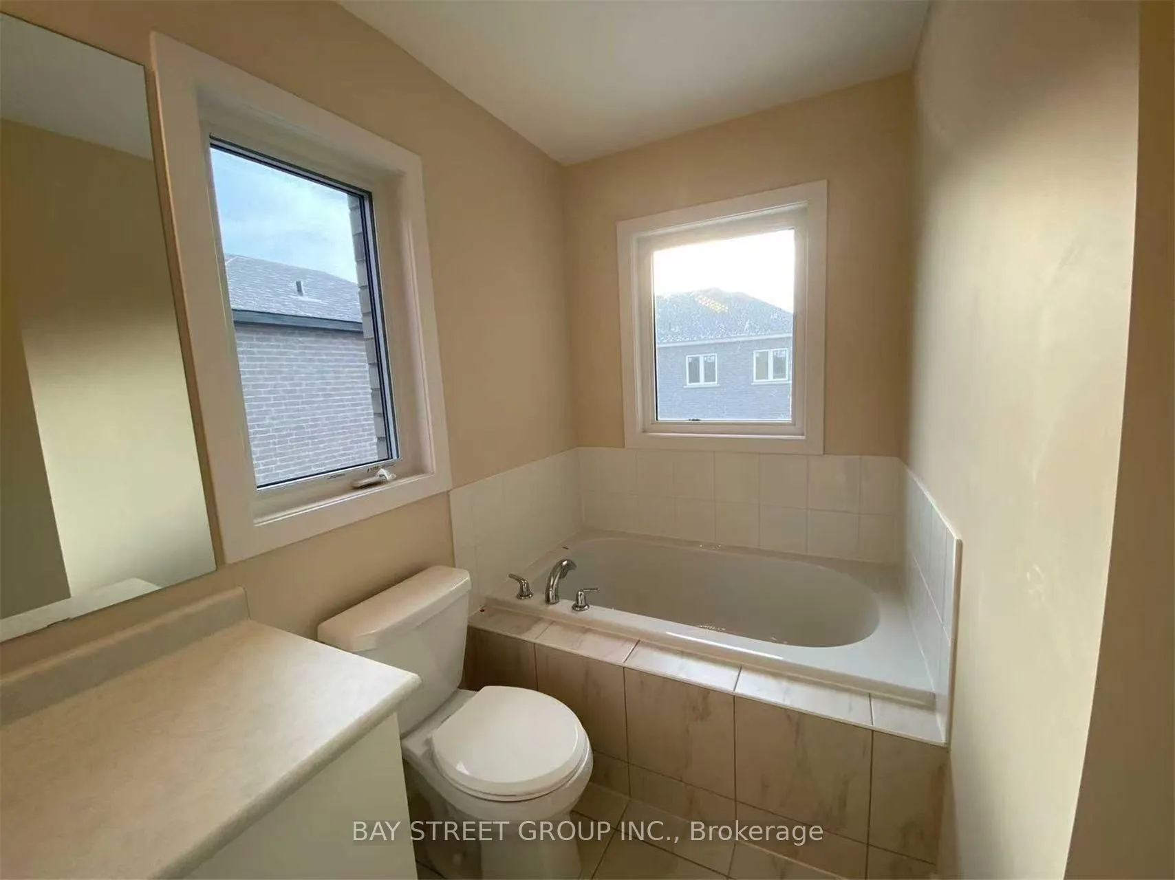 Photo 2 of 124 Old Oak Lane, Markham, Cornell — HOMEH