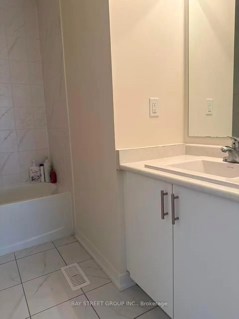 Photo 4 of 124 Old Oak Lane, Markham, Cornell — HOMEH