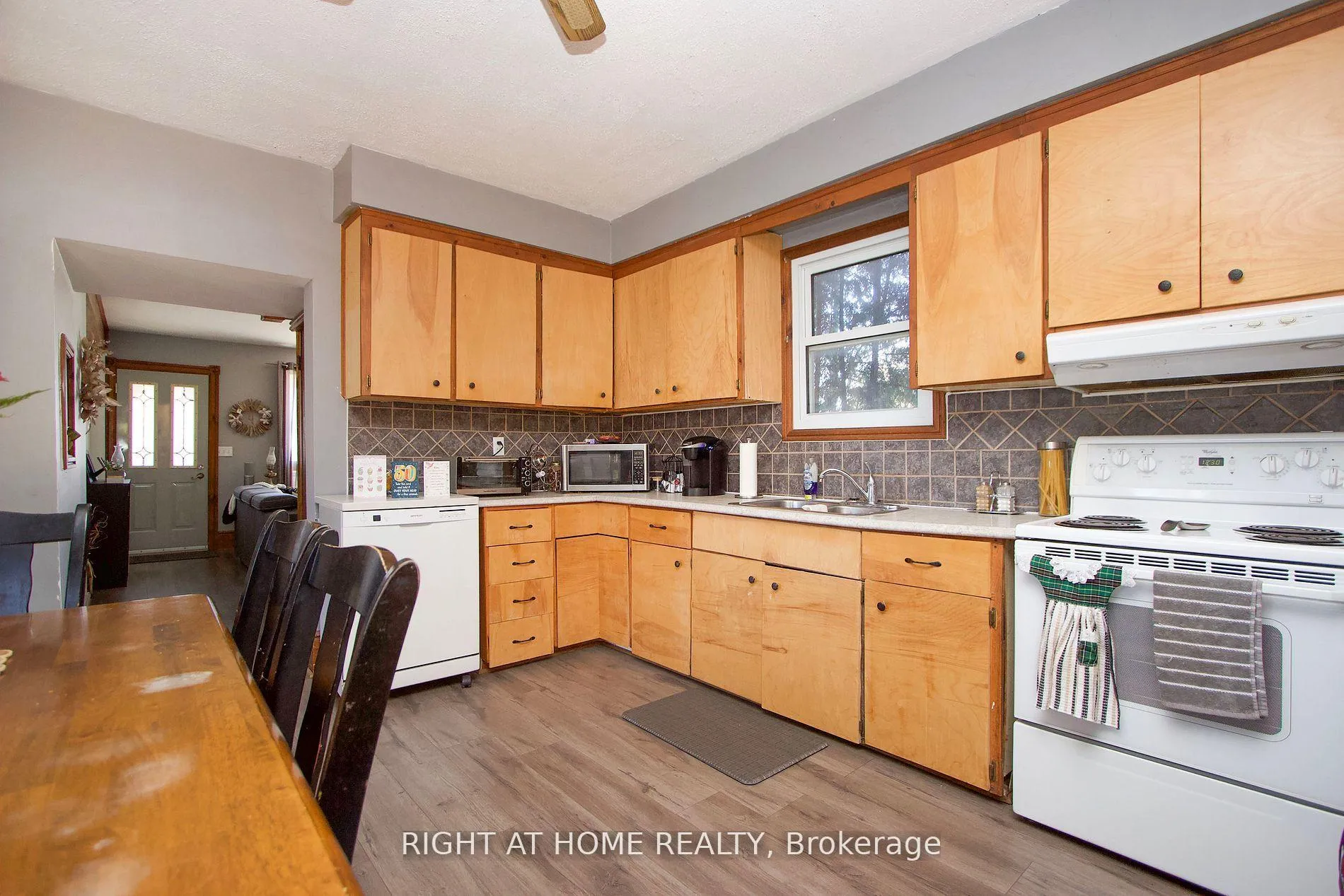 Photo 11 of 53 Duke Street, Clarington, Bowmanville — HOMEH